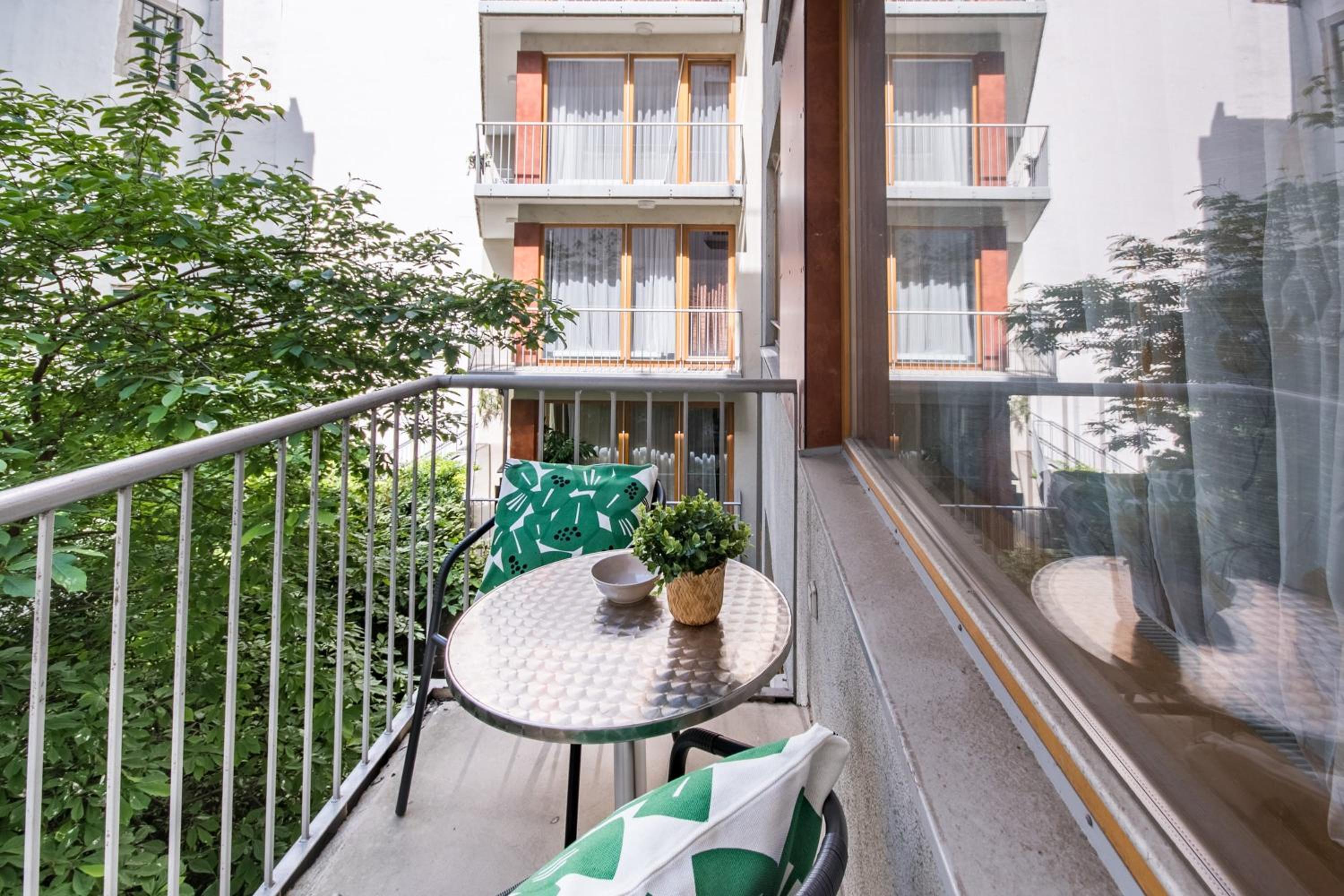 Very Central - Large - Balcony - Comfy view 3