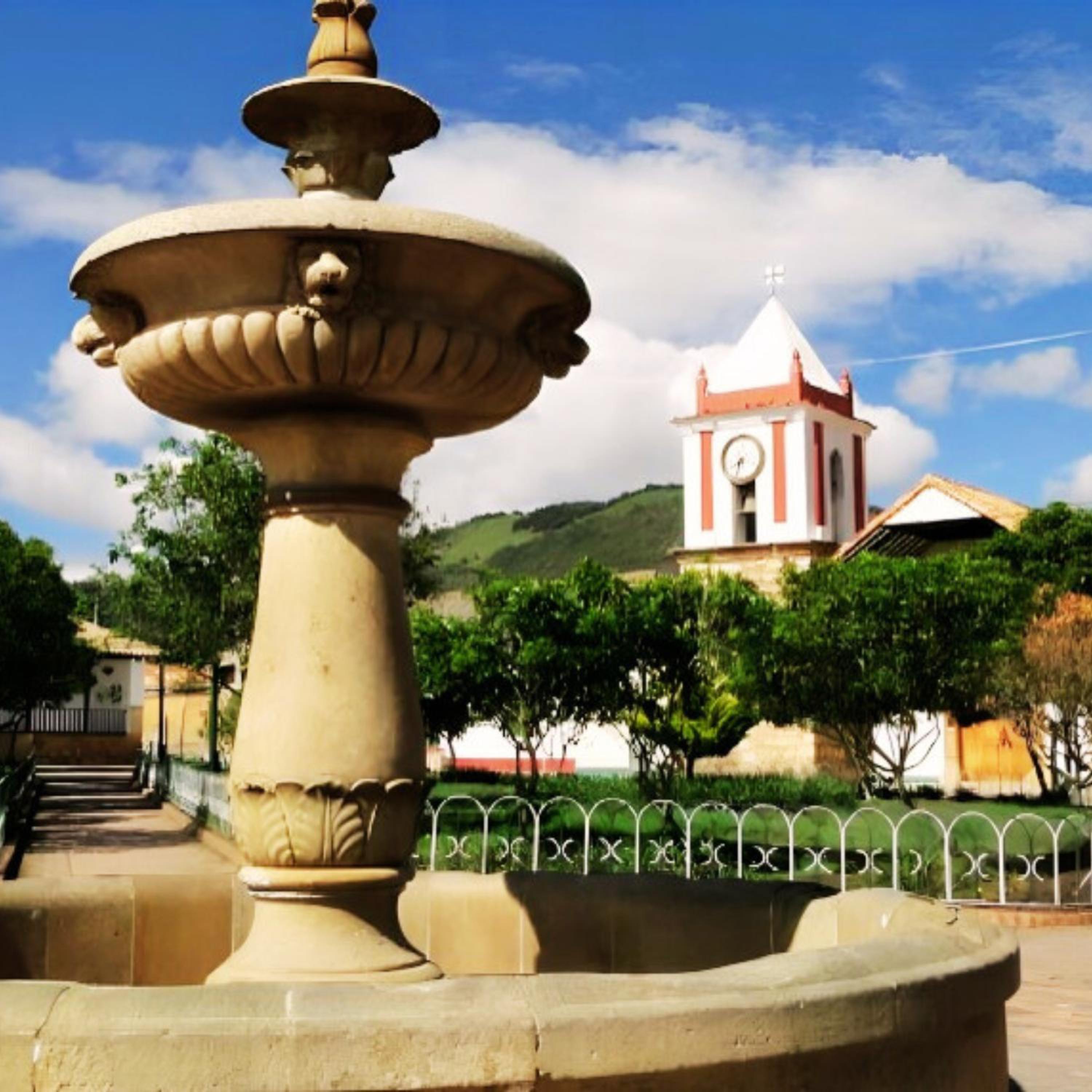 Cabaña de madera junto a las montañas