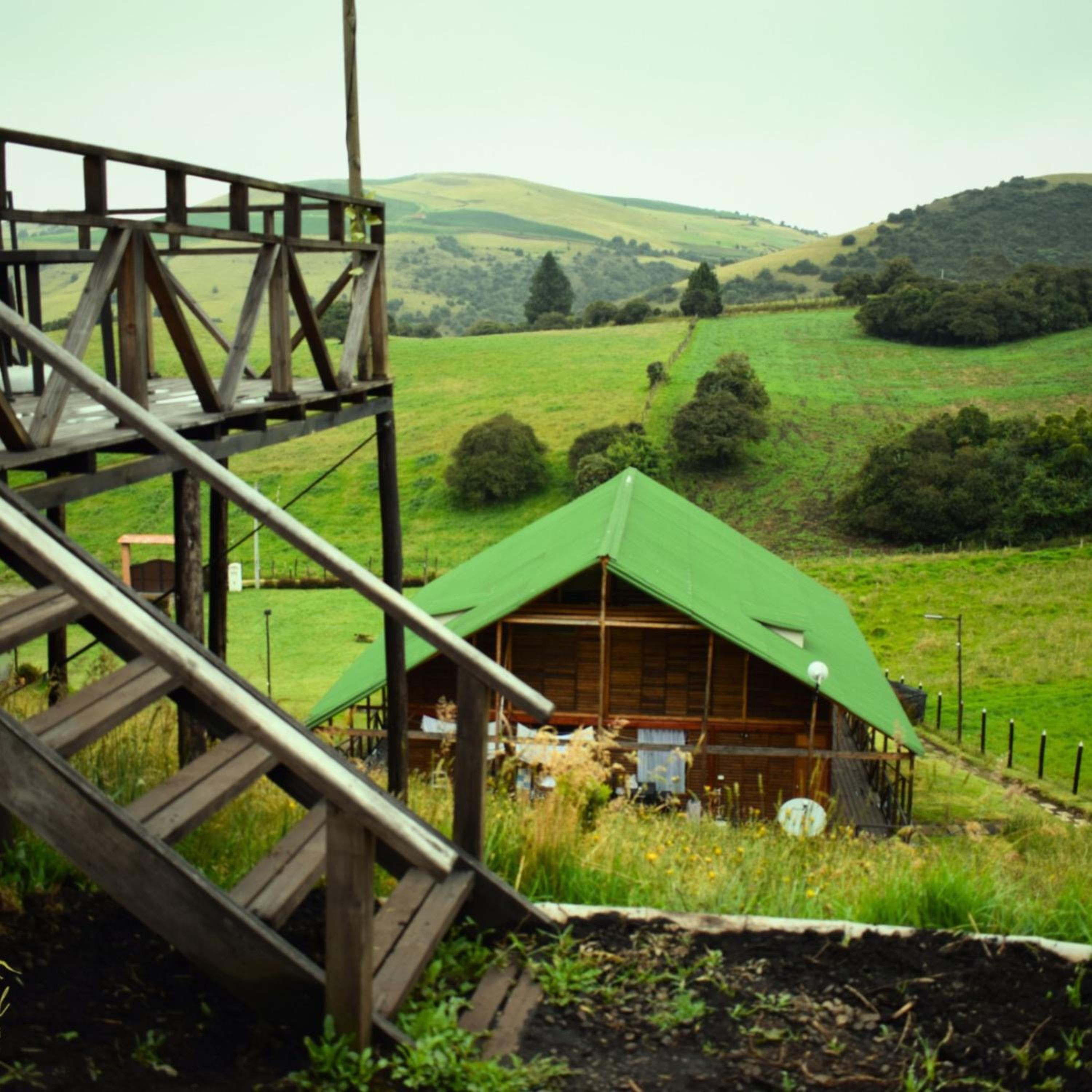 Cabaña de madera junto a las montañas