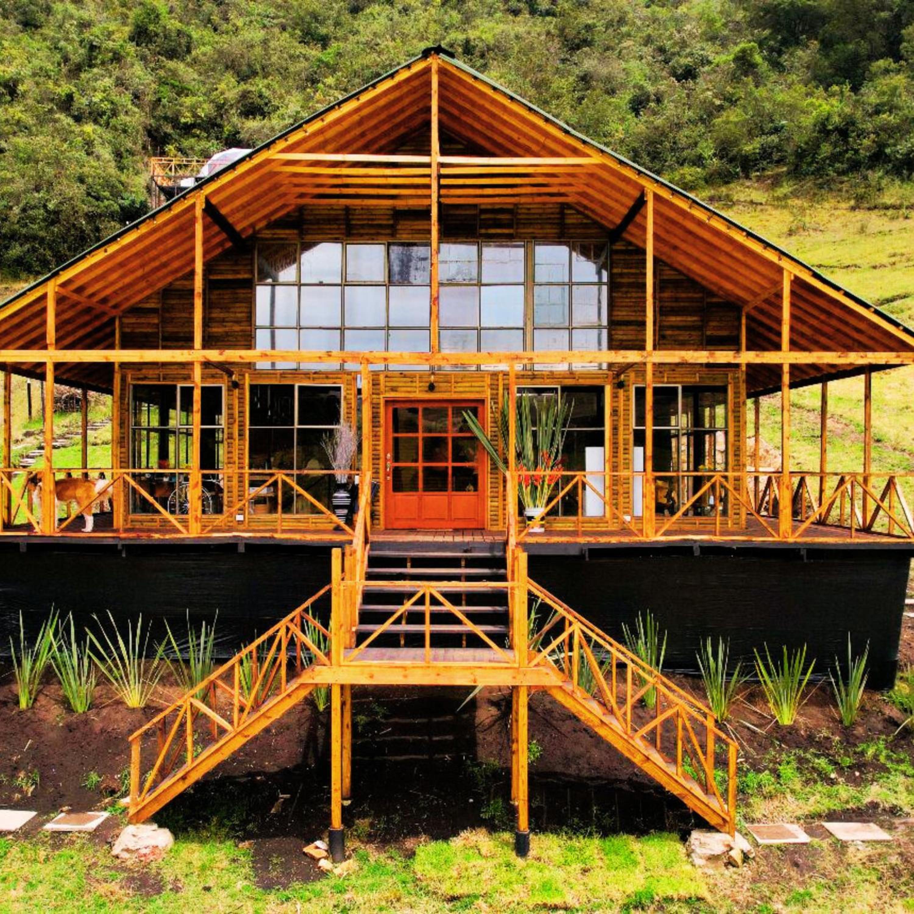 Cabaña de madera junto a las montañas