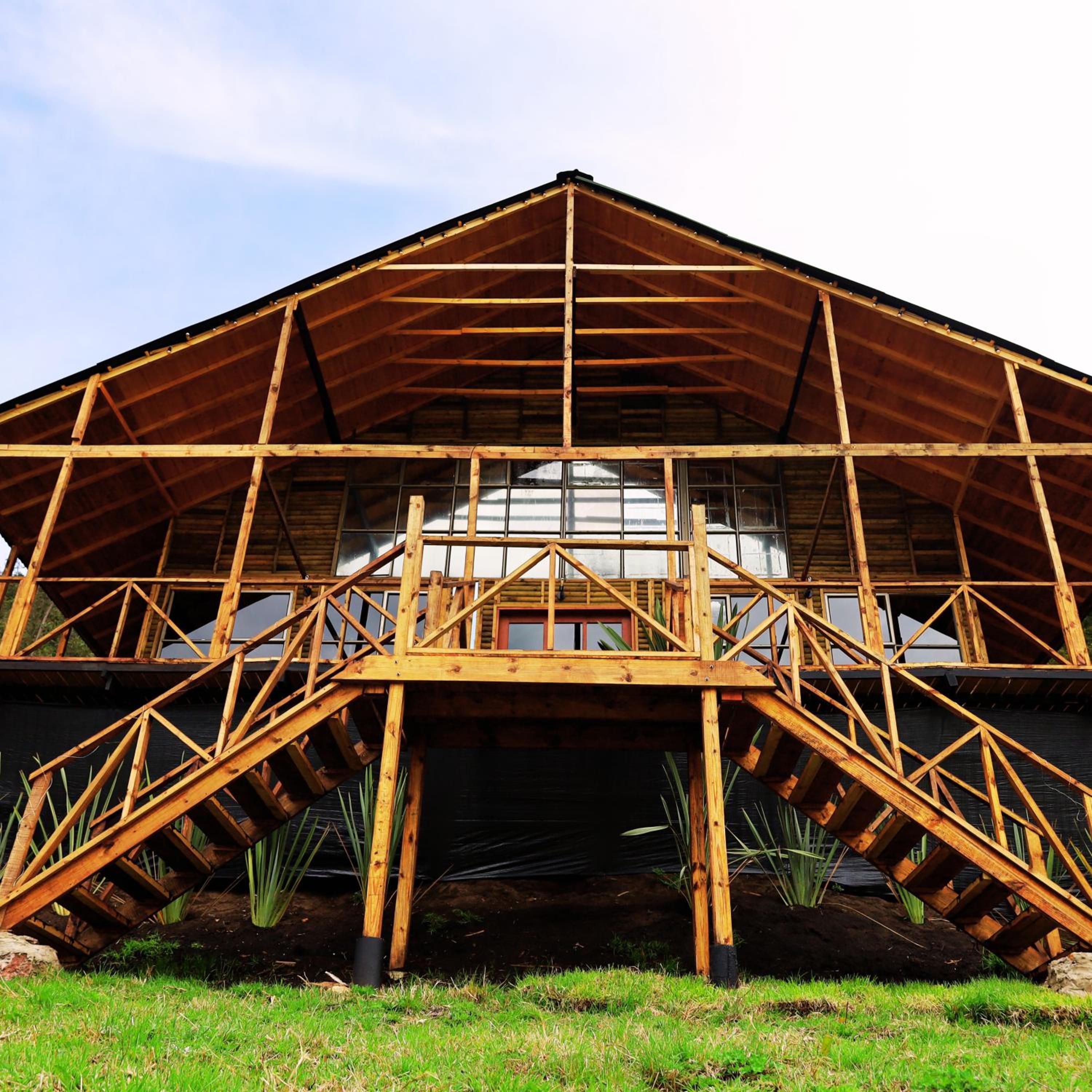 Cabaña de madera junto a las montañas