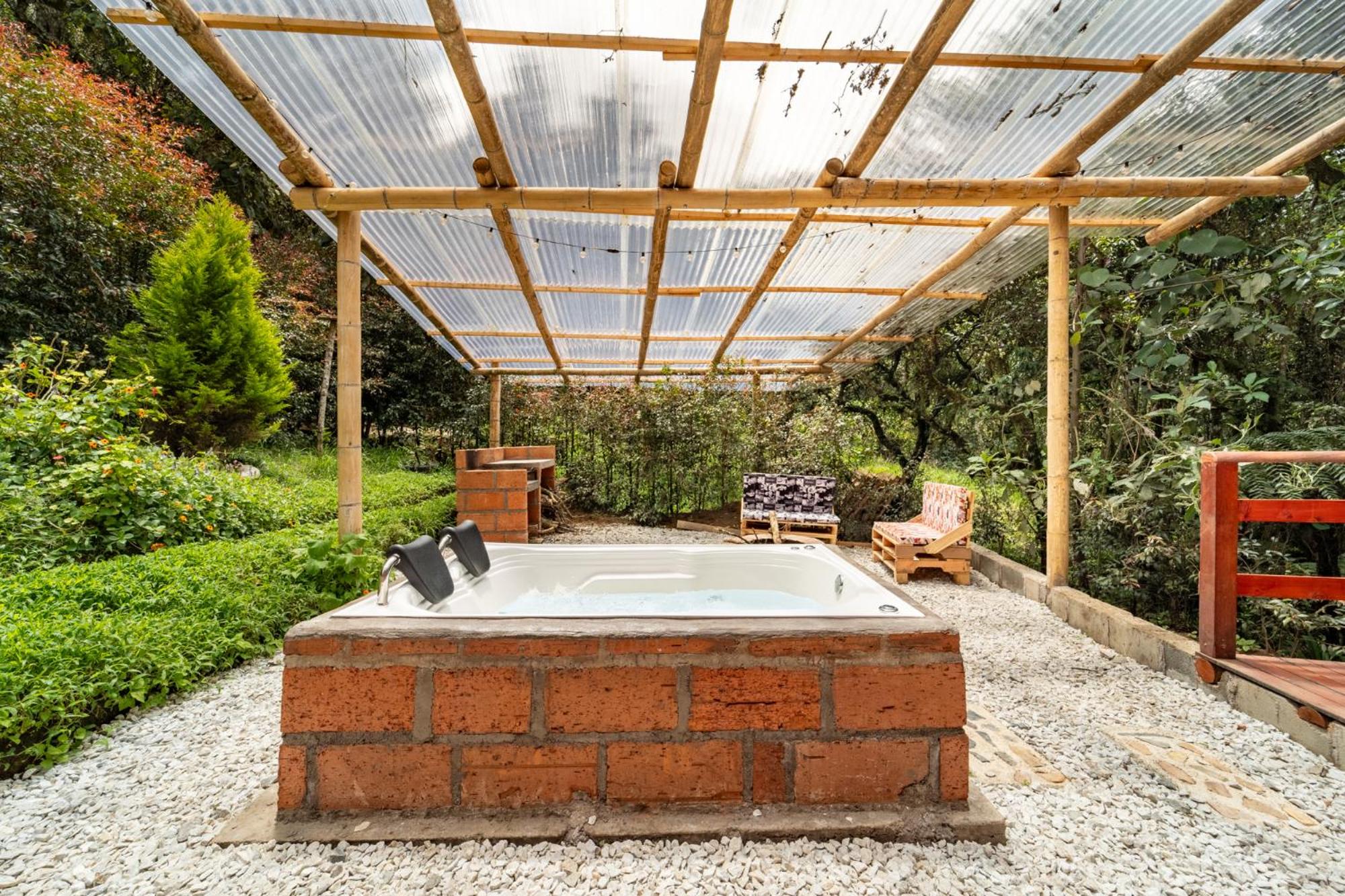 Cabaña en la Naturaleza con Jacuzzi - Santa Elena