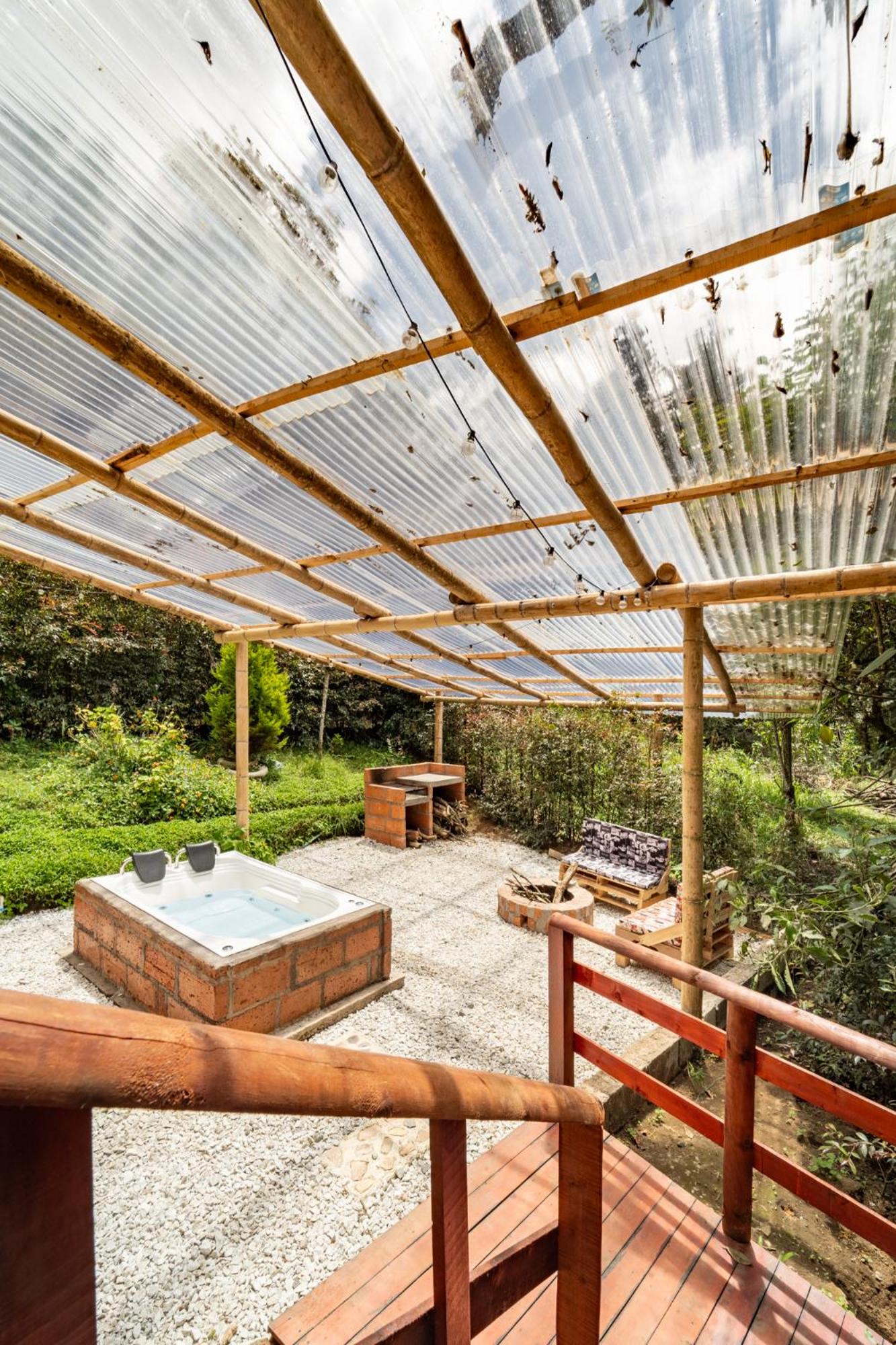 Cabaña en la Naturaleza con Jacuzzi - Santa Elena