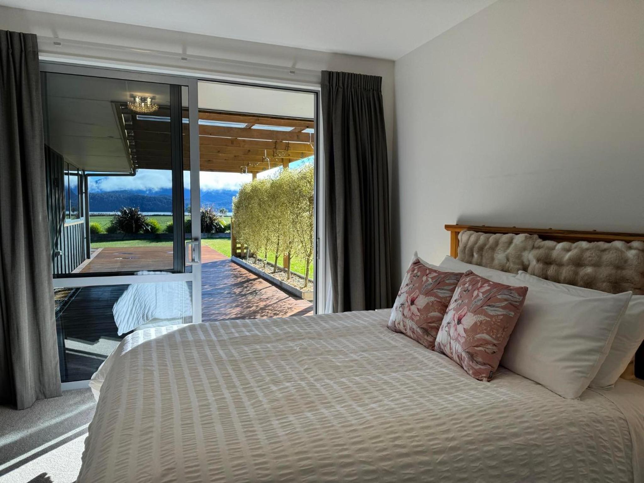 Dusky Dream Lakeview Paradise