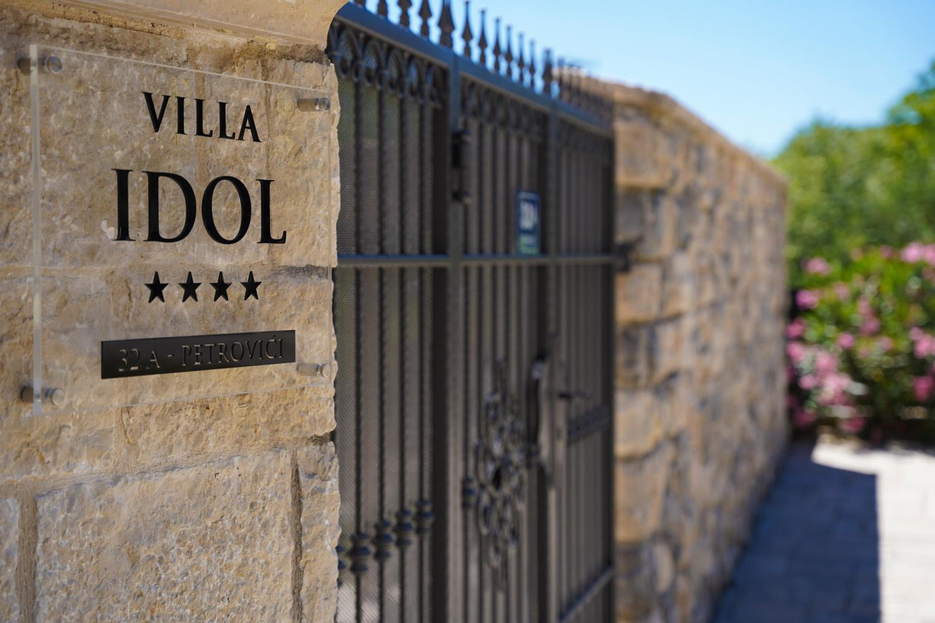 Villa IDOL