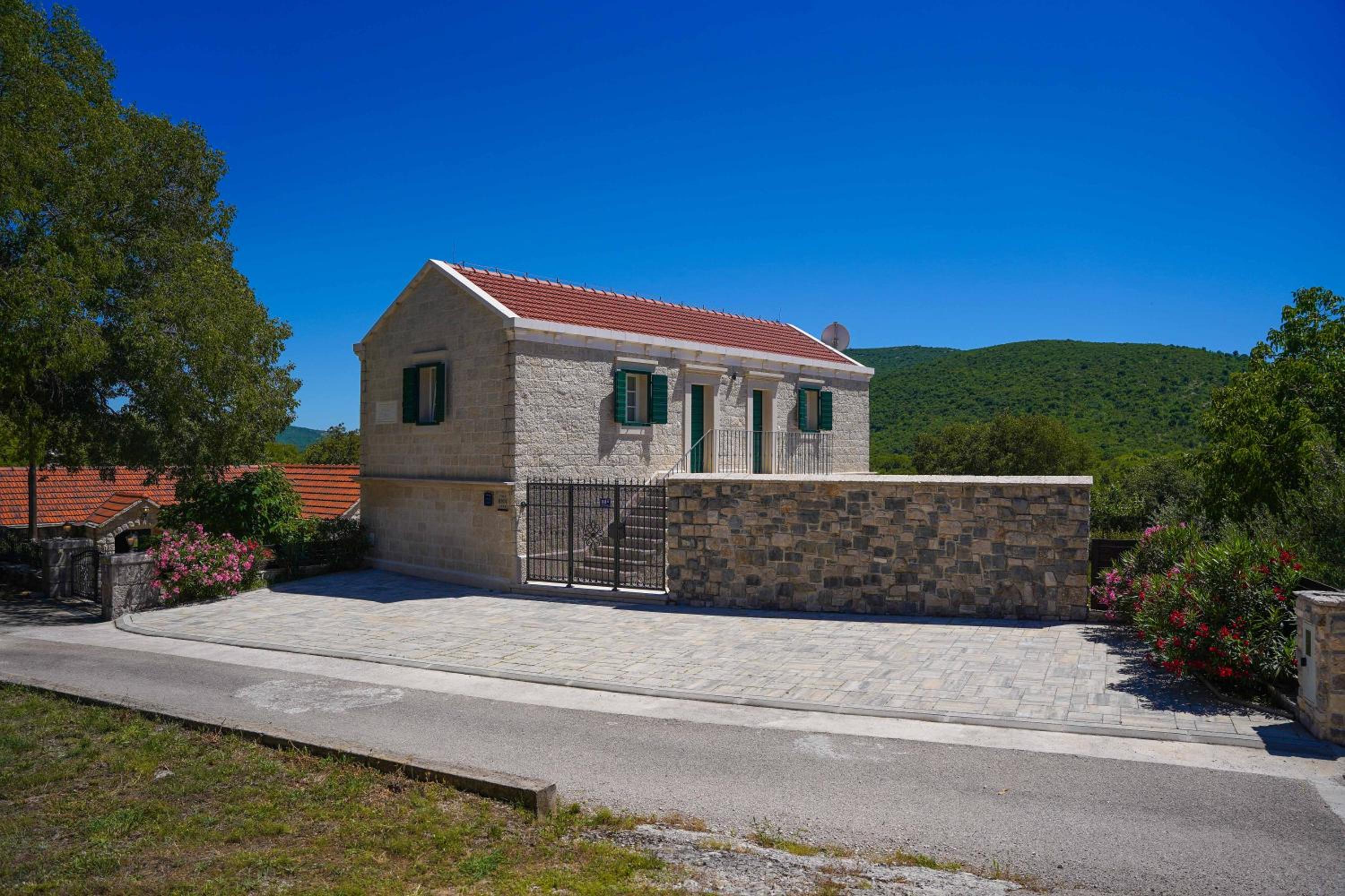 Villa IDOL