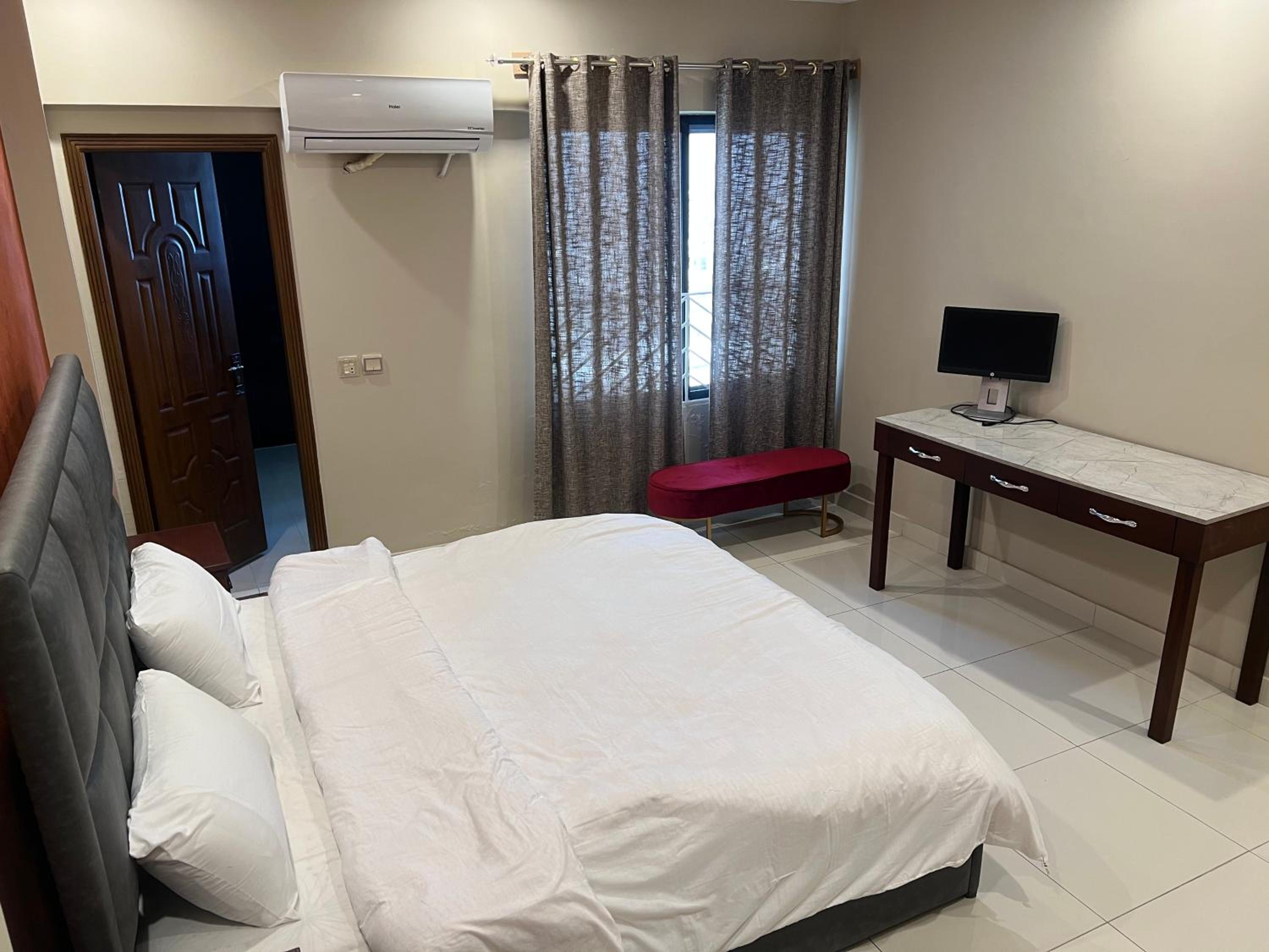 Deluxe Three bedroom apartment with Terrace view 5