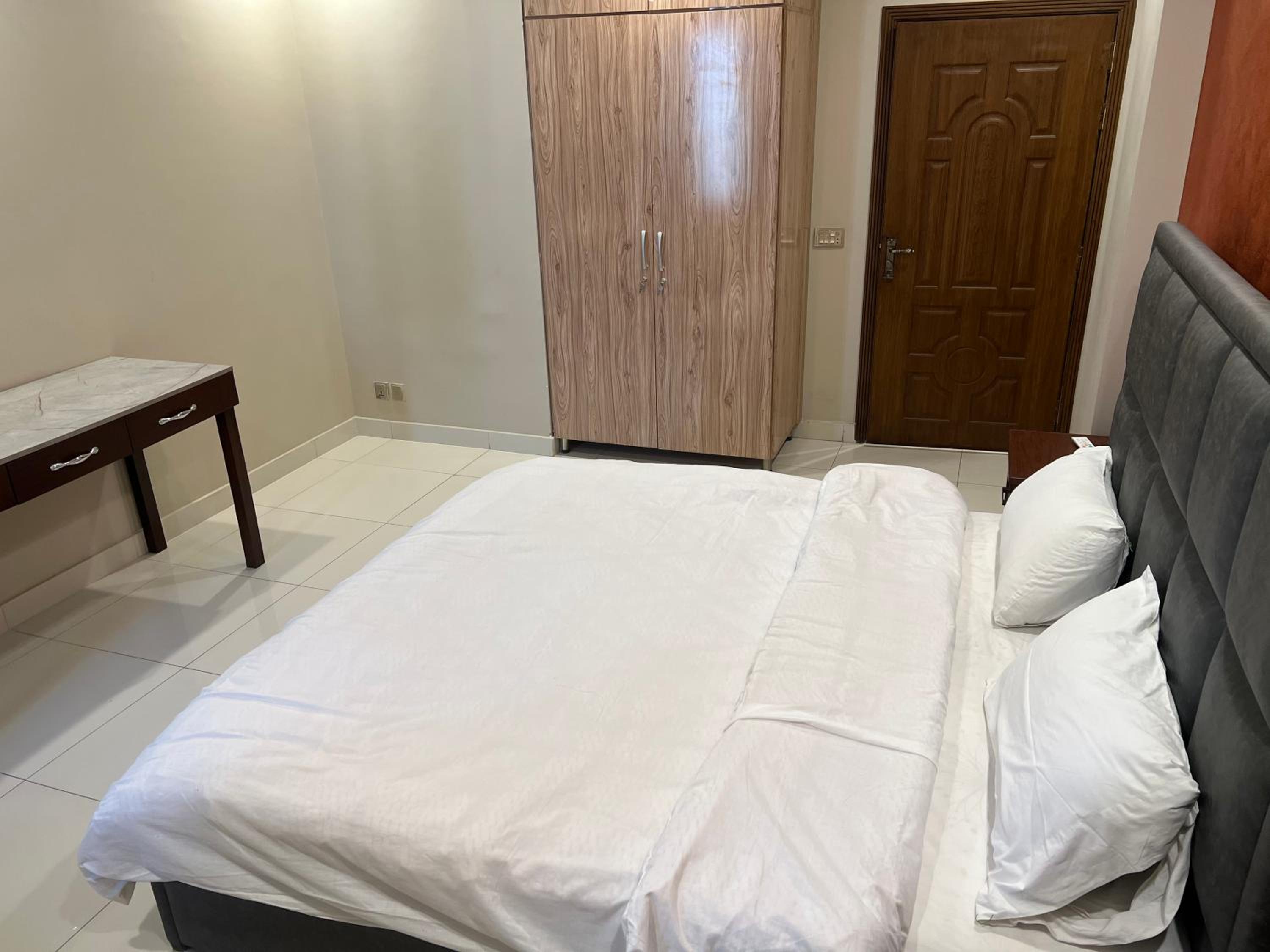 Deluxe Three bedroom apartment with Terrace view 4