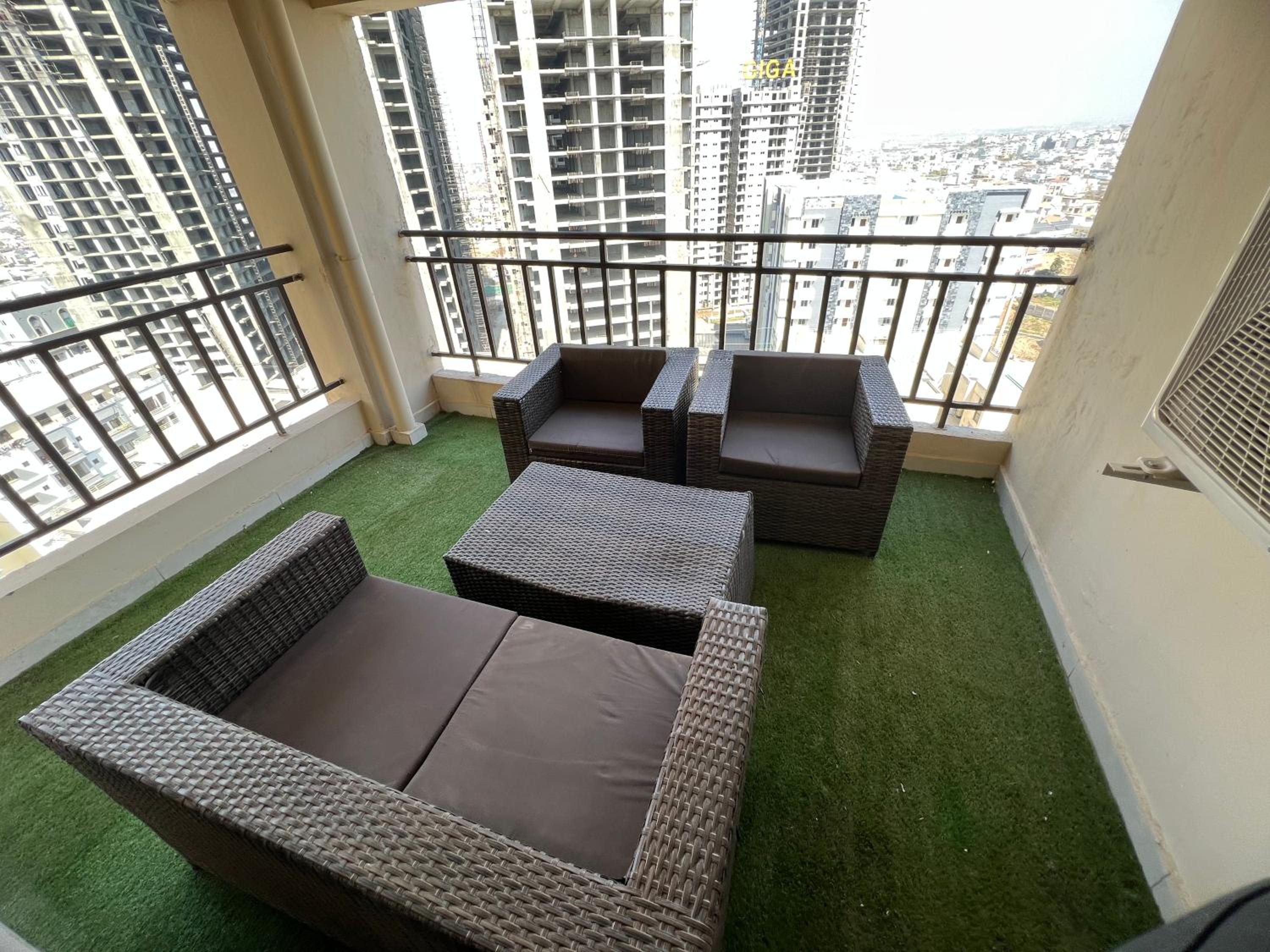 Deluxe Three bedroom apartment with Terrace view 2