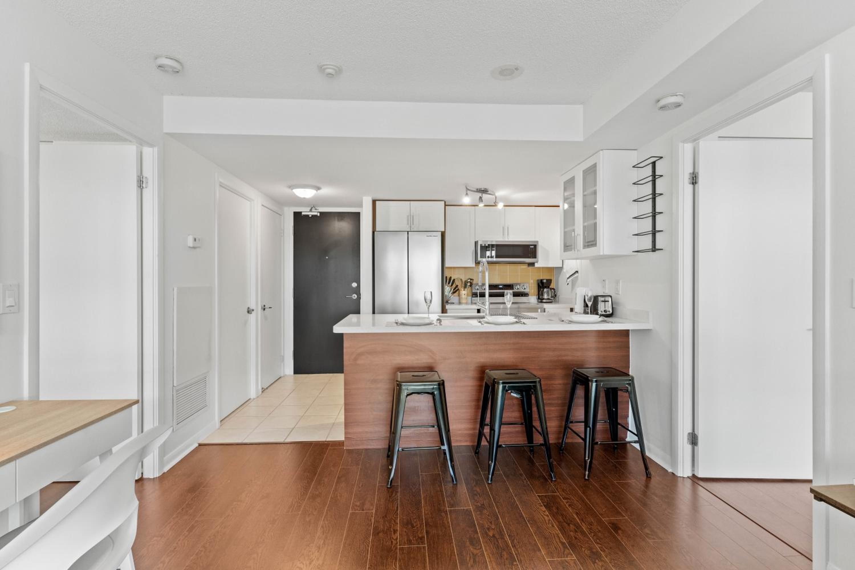 Modern 2BR Downtown Condo, Lakeshore, Exhibition Place, Fort York