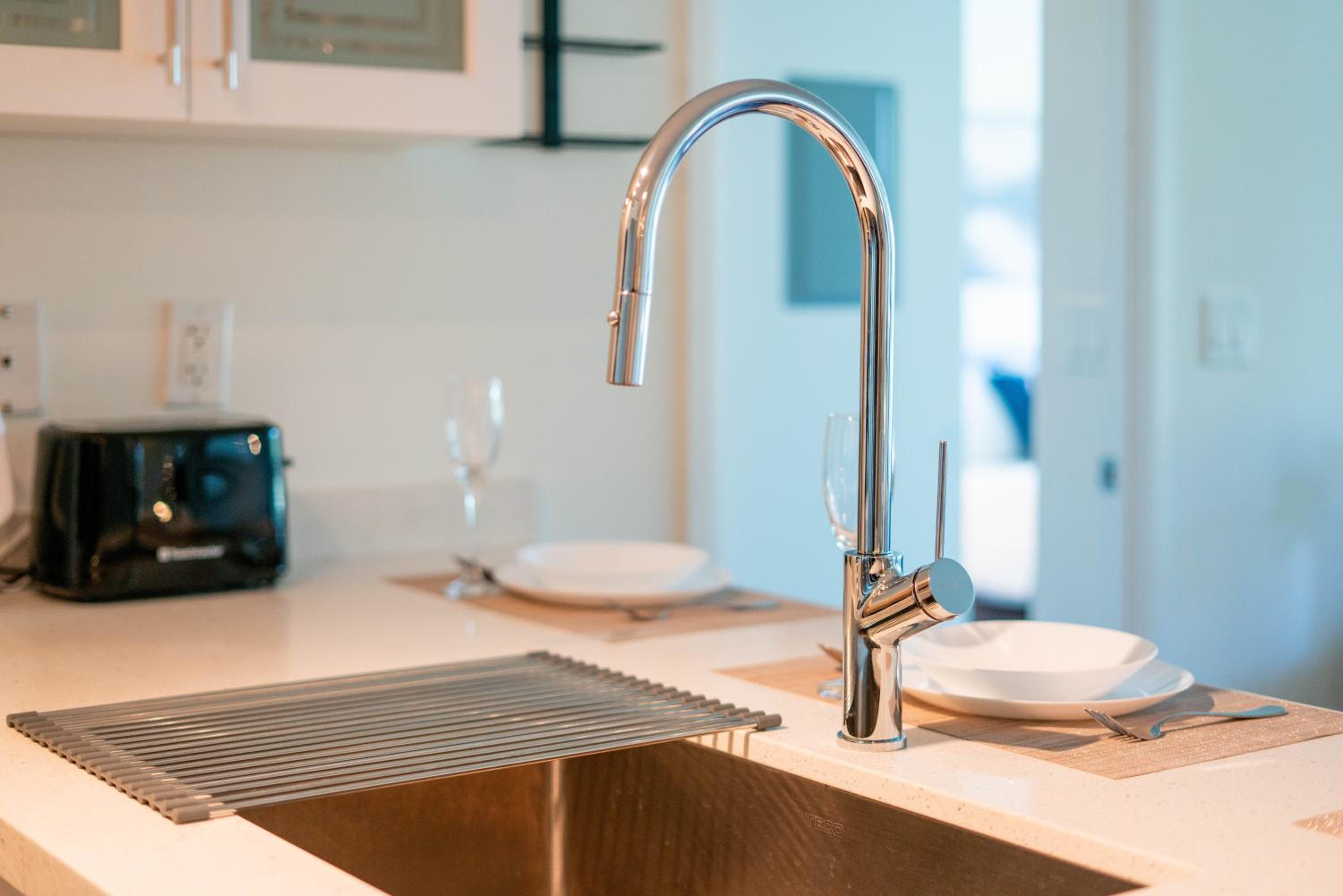 Modern 2BR Downtown Condo, Lakeshore, Exhibition Place, Fort York