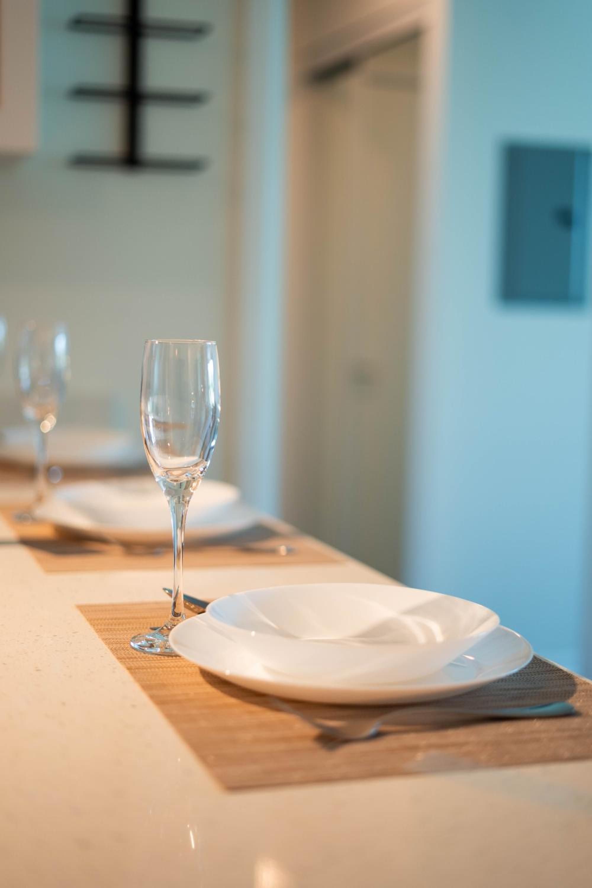 Modern 2BR Downtown Condo, Lakeshore, Exhibition Place, Fort York