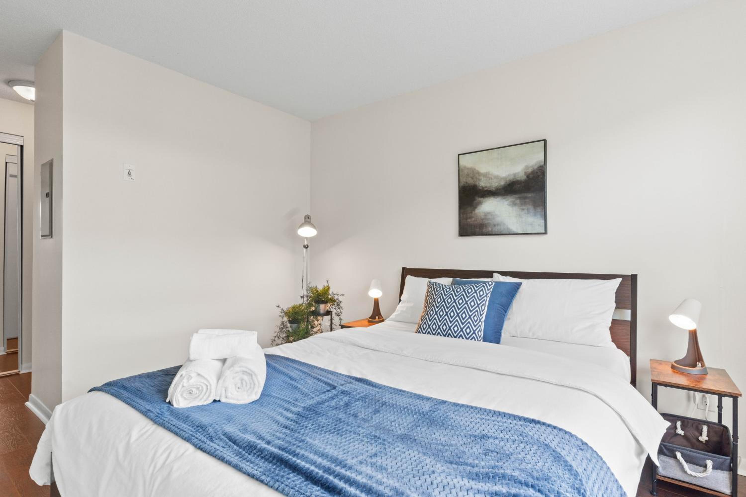 Modern 2BR Downtown Condo, Lakeshore, Exhibition Place, Fort York