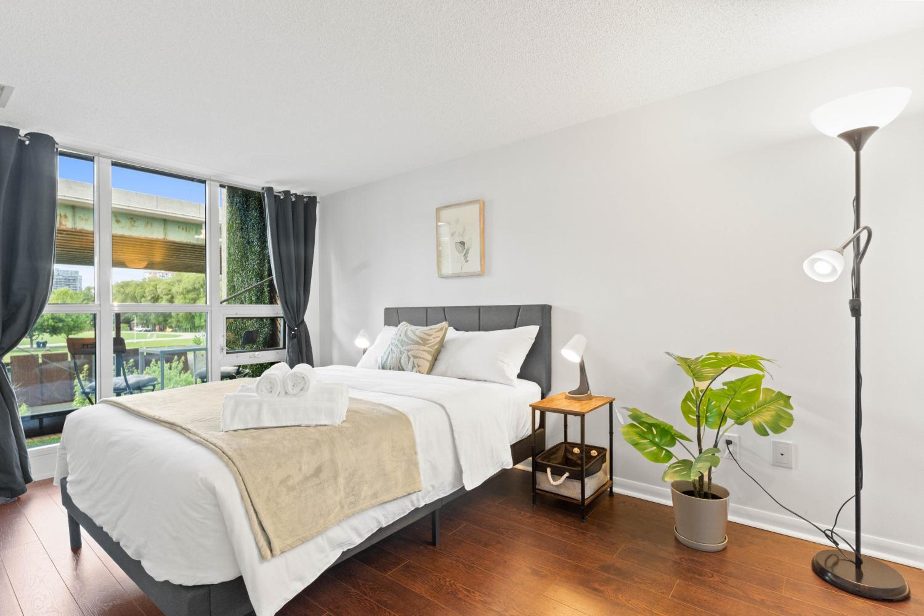 Modern 2BR Downtown Condo, Lakeshore, Exhibition Place, Fort York