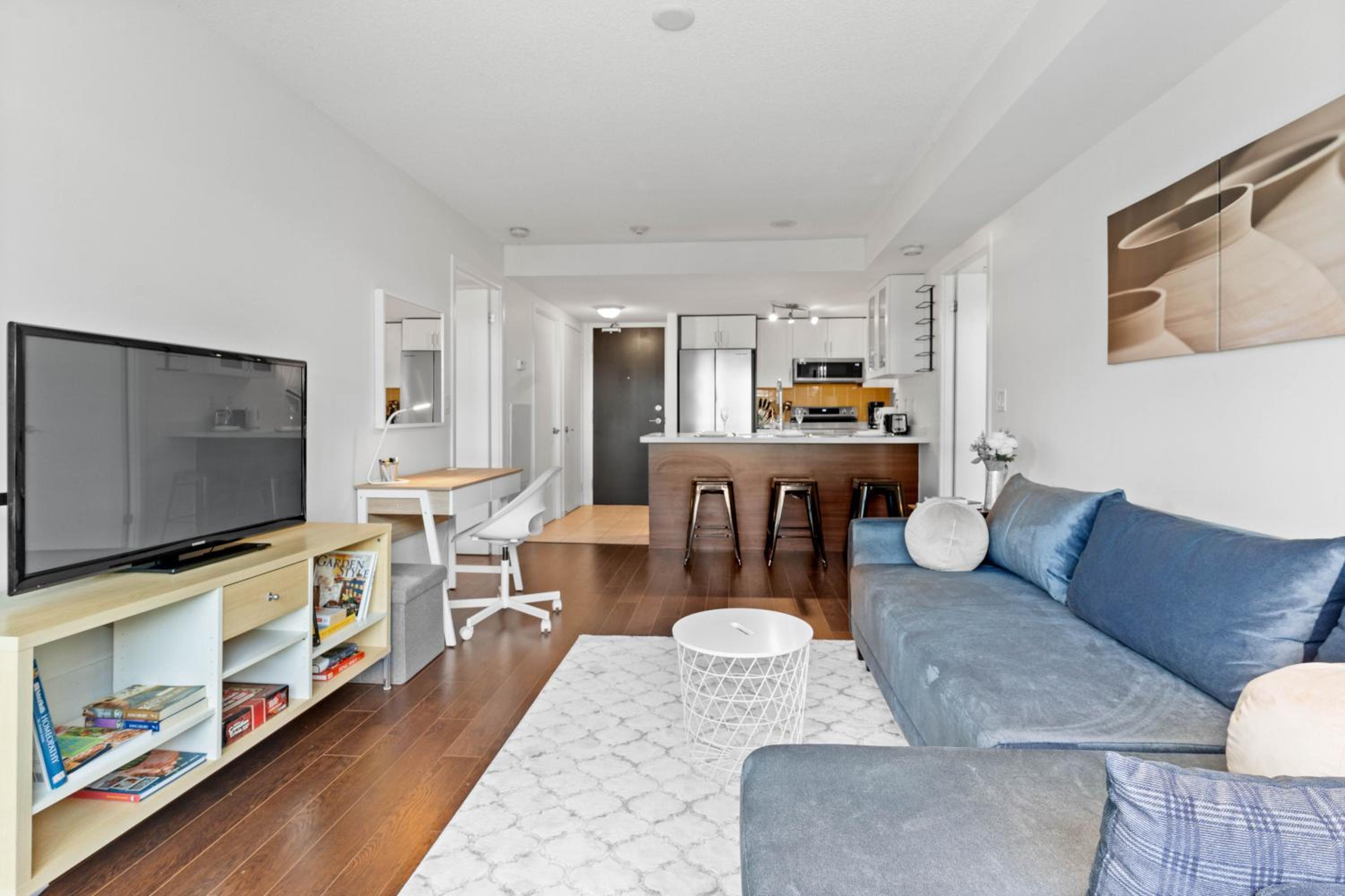 Modern 2BR Downtown Condo, Lakeshore, Exhibition Place, Fort York