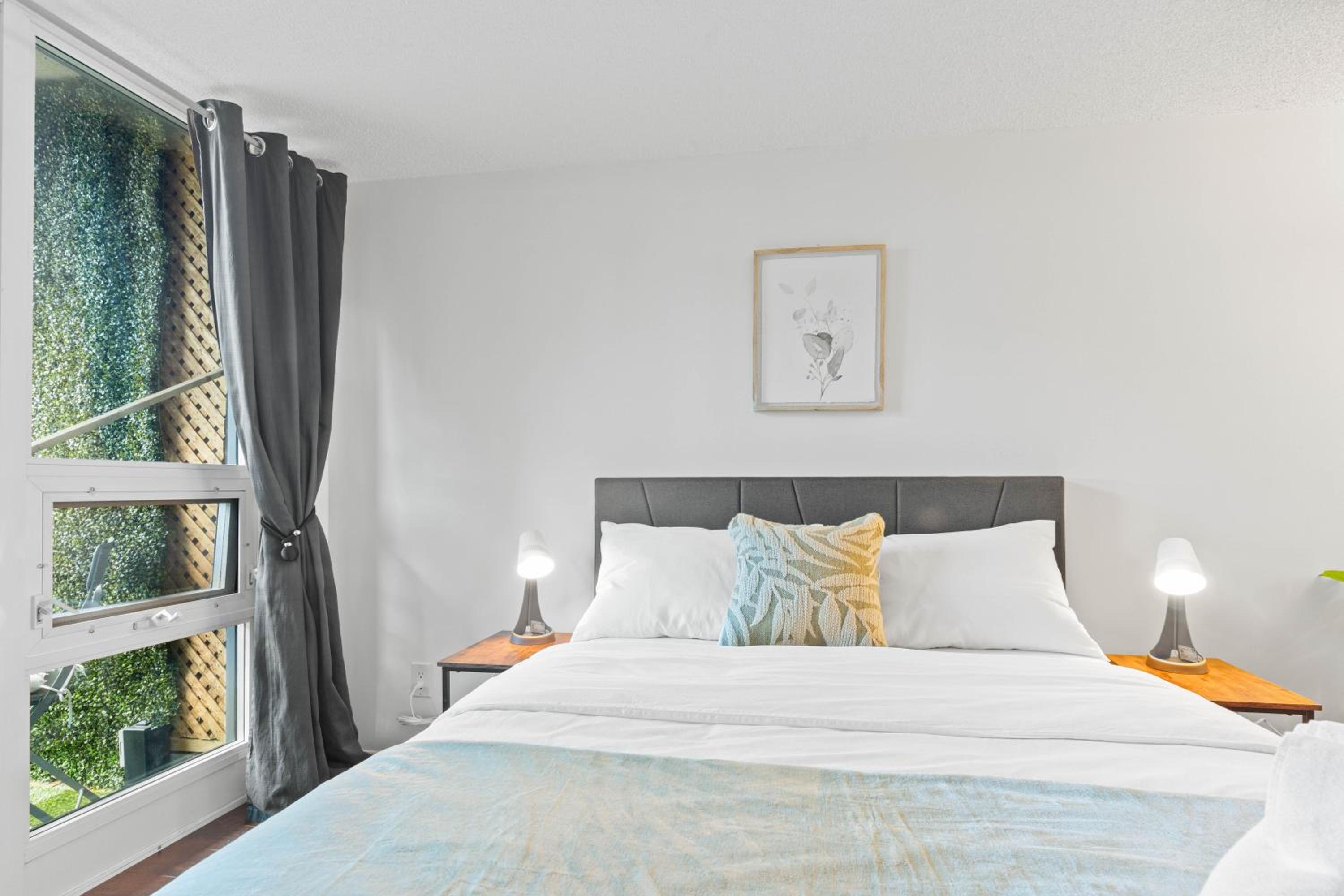 Modern 2BR Downtown Condo, Lakeshore, Exhibition Place, Fort York