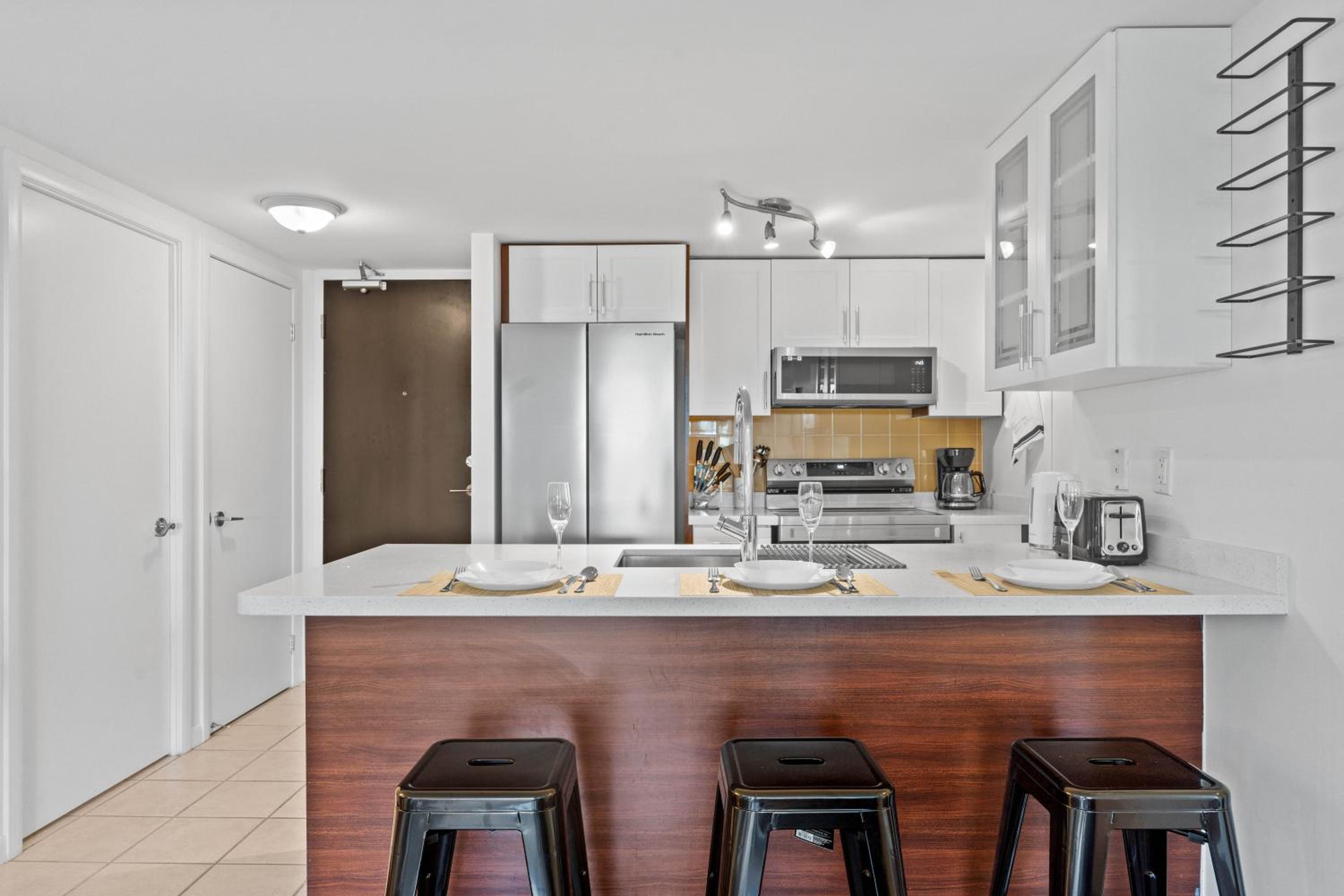 Modern 2BR Downtown Condo, Lakeshore, Exhibition Place, Fort York