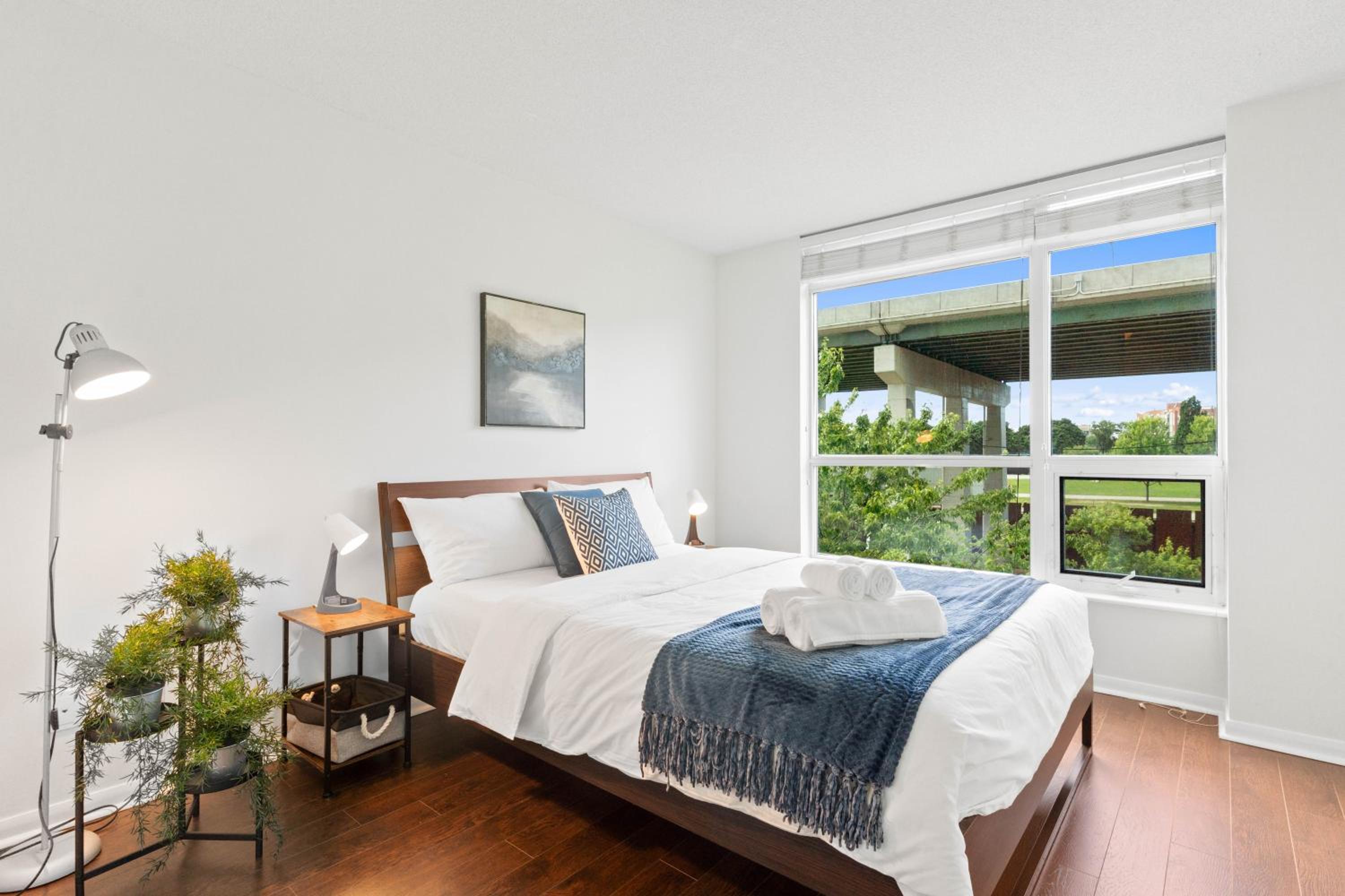 Modern 2BR Downtown Condo, Lakeshore, Exhibition Place, Fort York