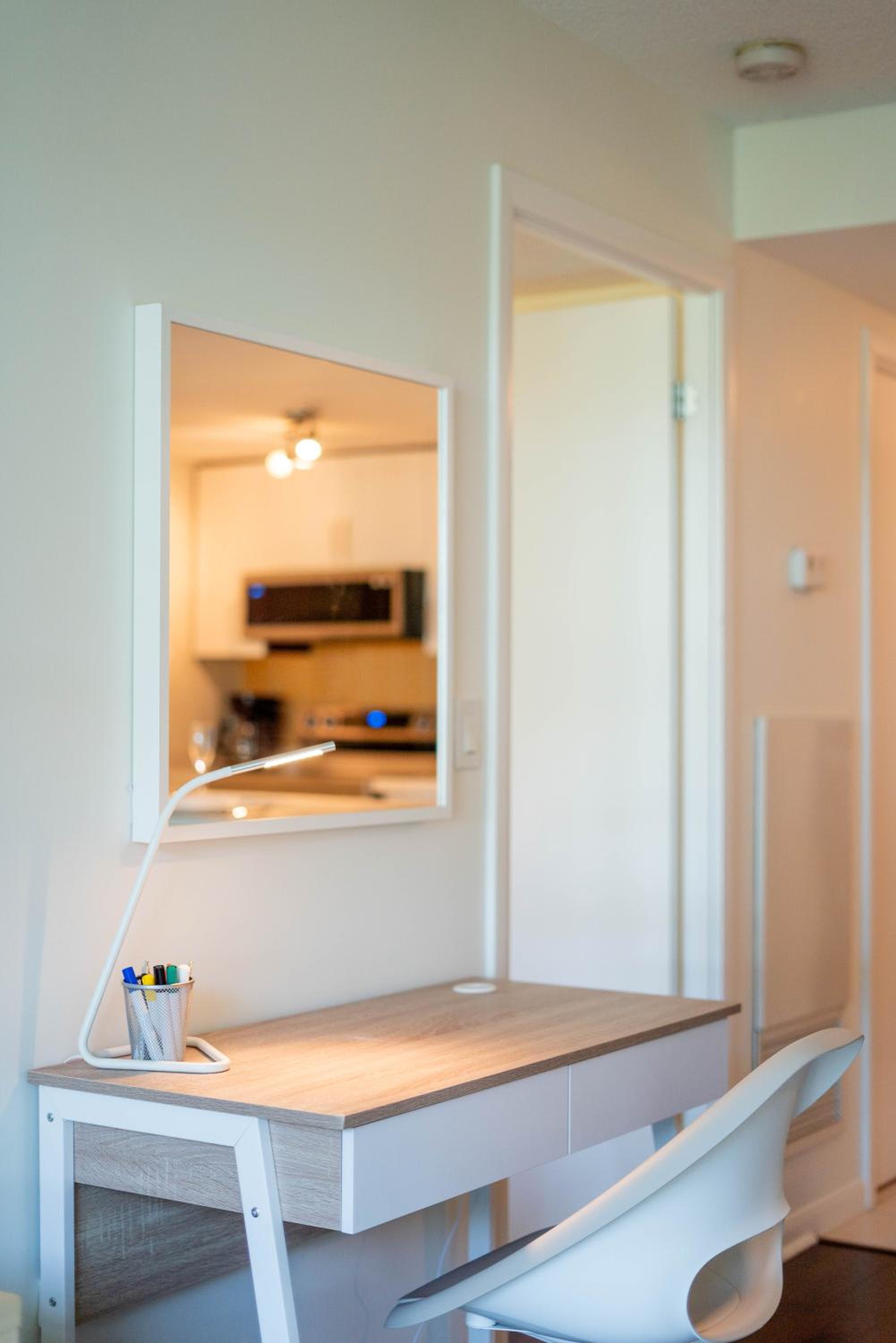 Modern 2BR Downtown Condo, Lakeshore, Exhibition Place, Fort York