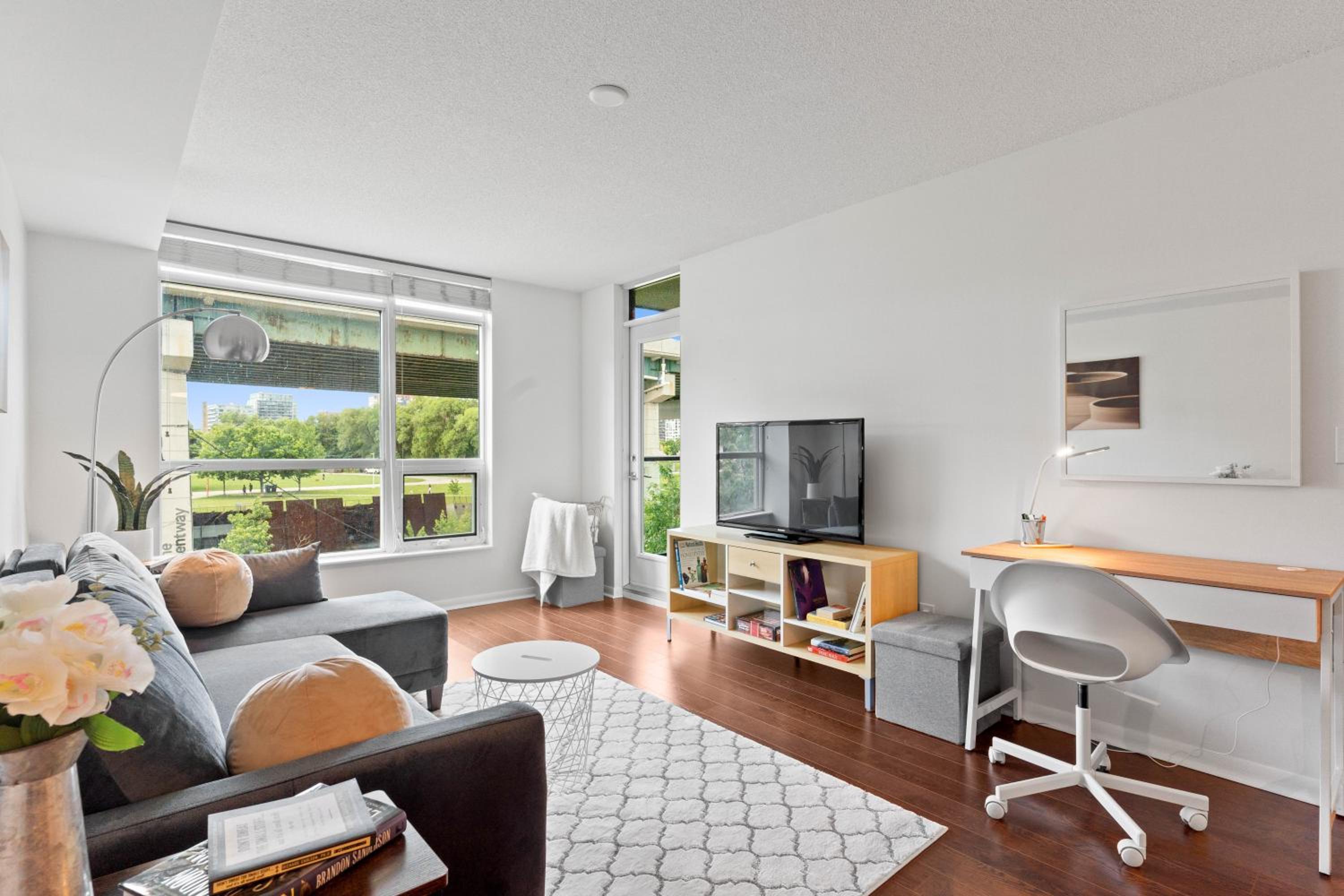Modern 2BR Downtown Condo, Lakeshore, Exhibition Place, Fort York