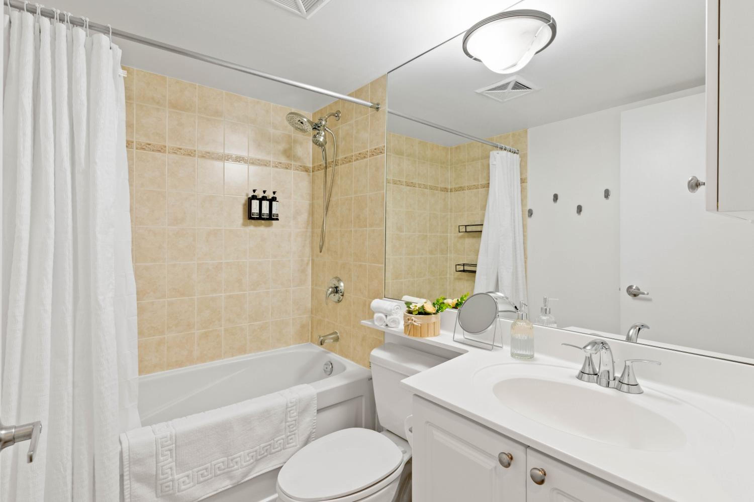 Modern 2BR Downtown Condo, Lakeshore, Exhibition Place, Fort York