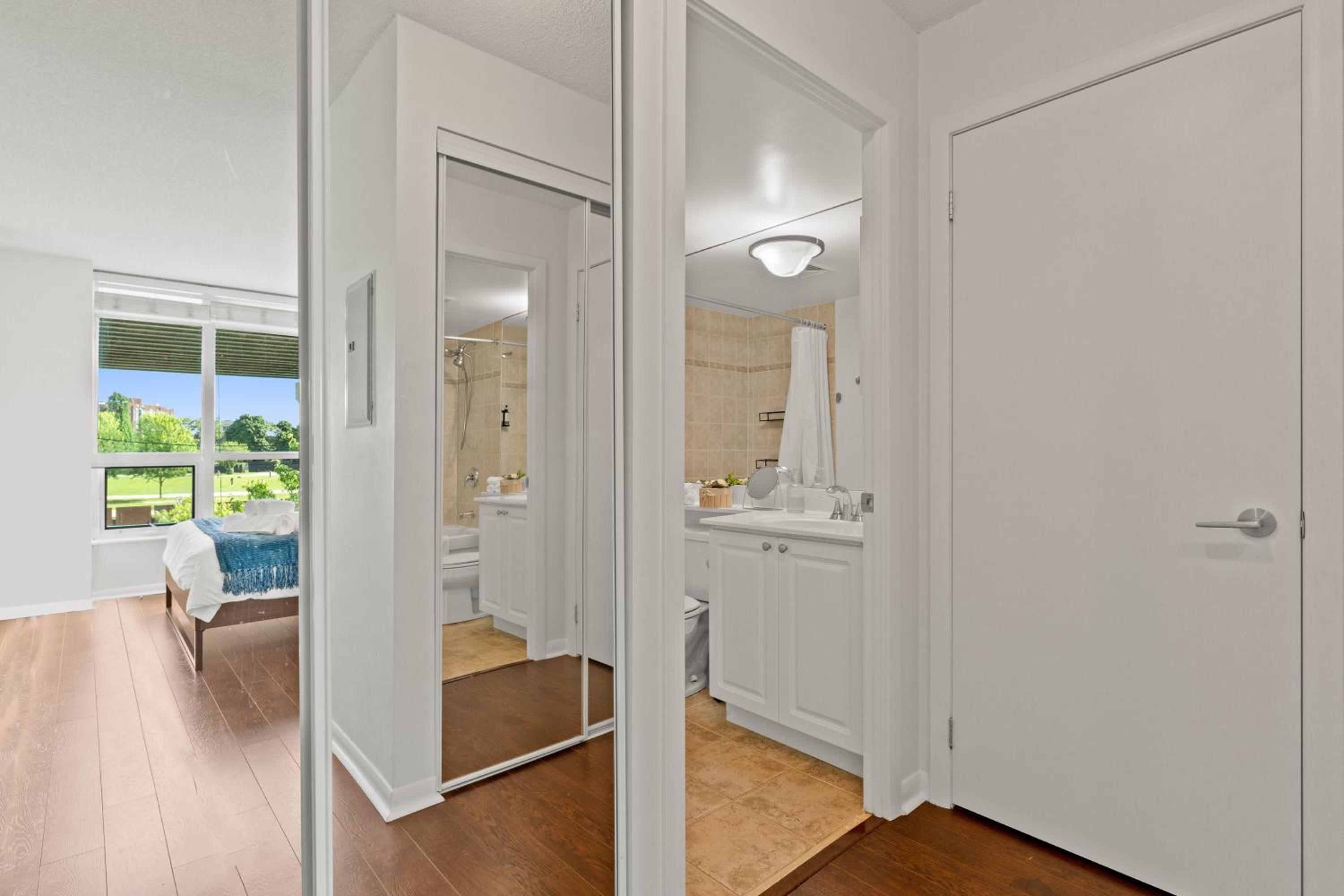 Modern 2BR Downtown Condo, Lakeshore, Exhibition Place, Fort York