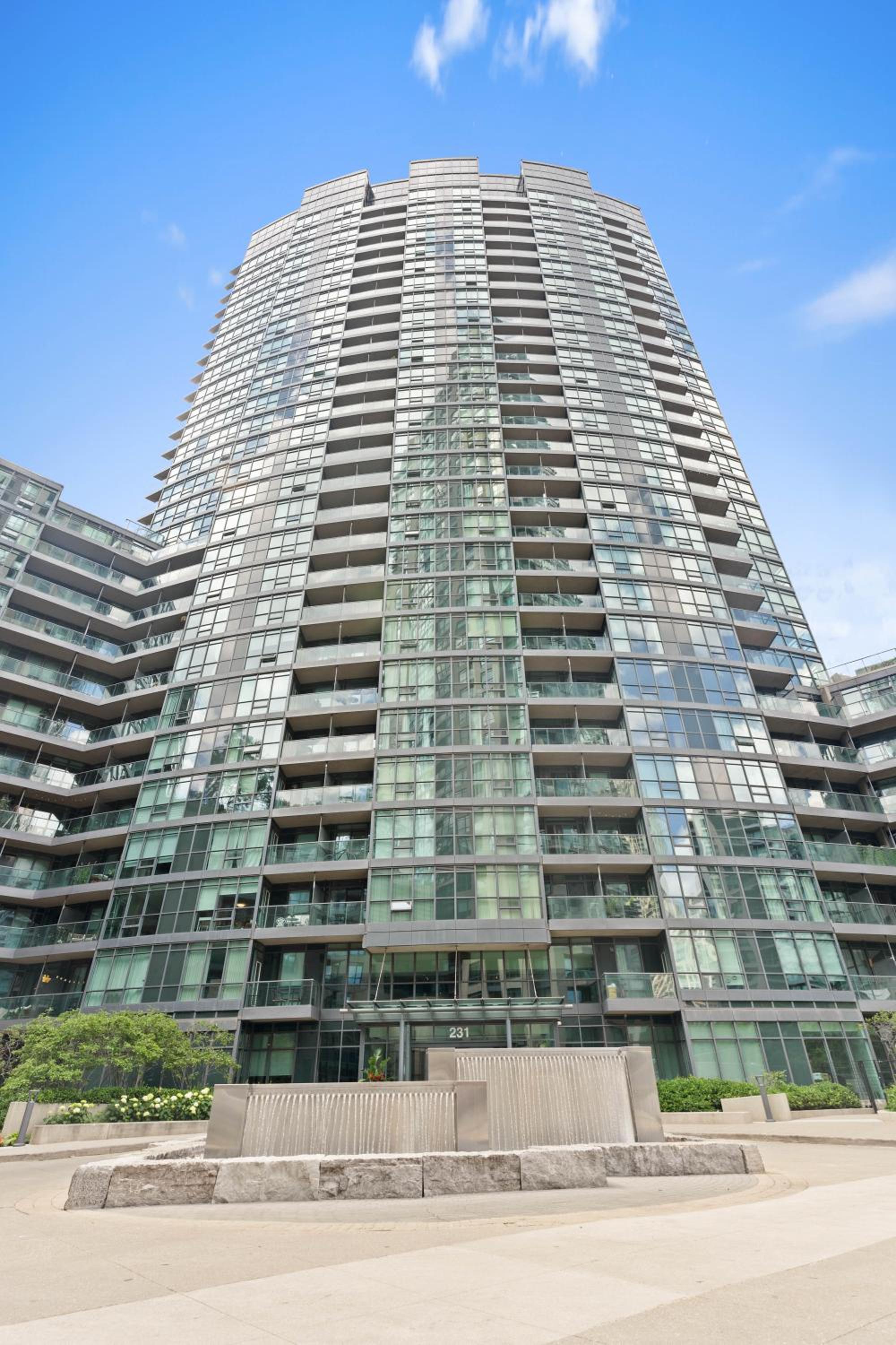 Modern 2BR Downtown Condo, Lakeshore, Exhibition Place, Fort York