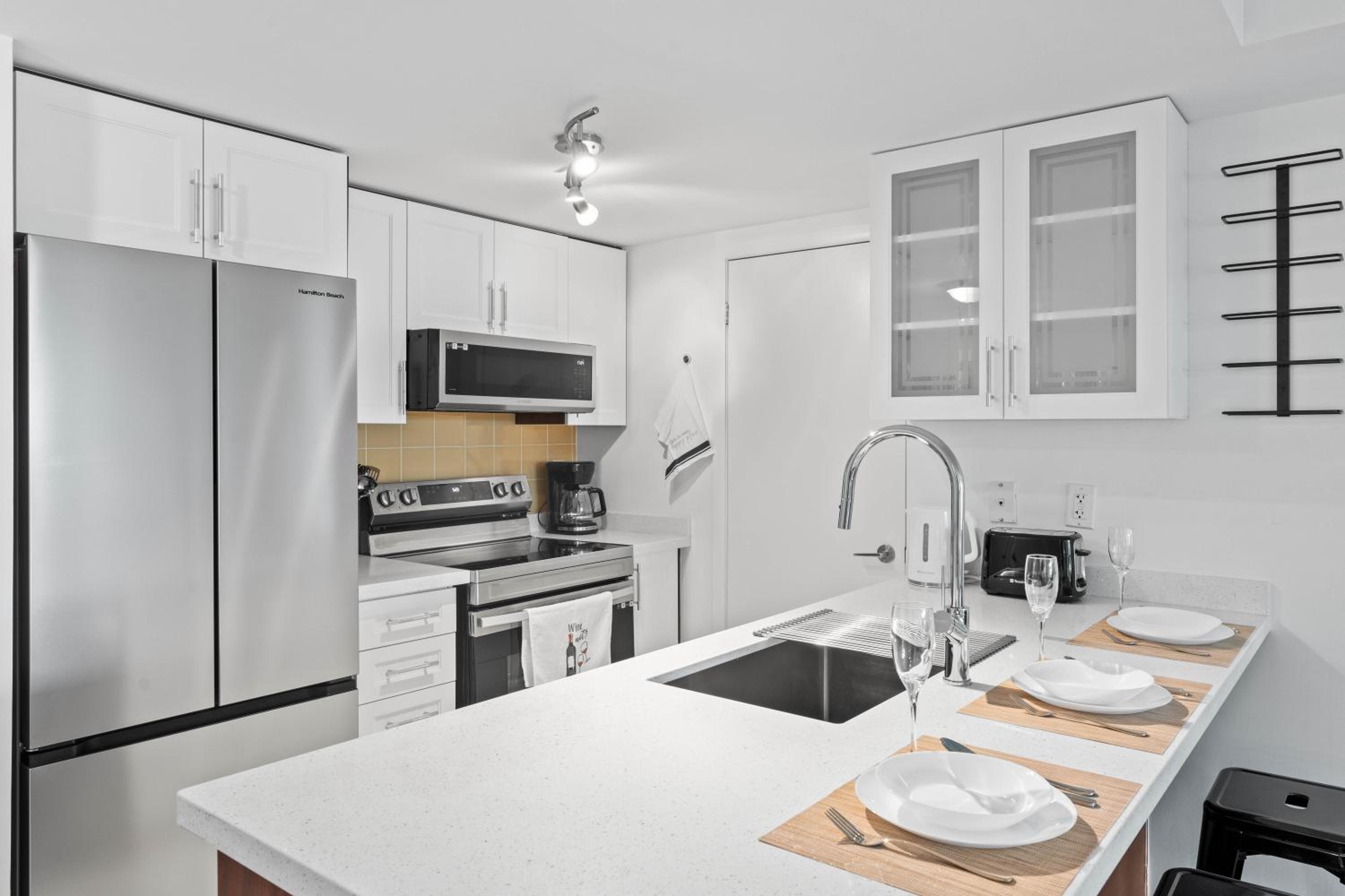 Modern 2BR Downtown Condo, Lakeshore, Exhibition Place, Fort York