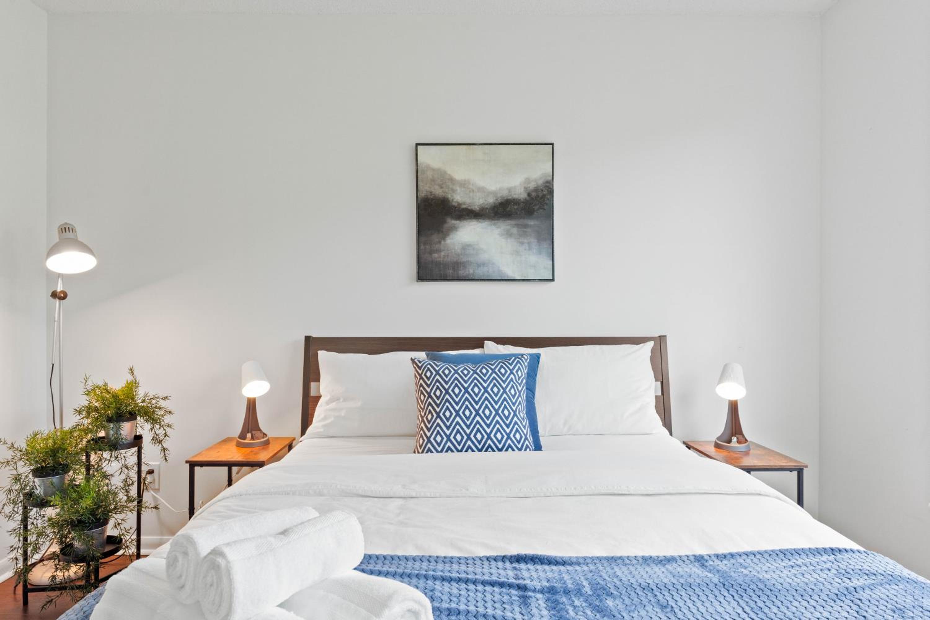 Modern 2BR Downtown Condo, Lakeshore, Exhibition Place, Fort York