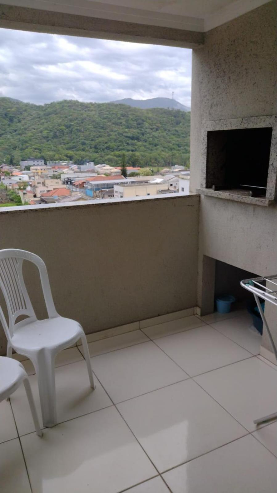 Apartamento com 2 quartos e garagem privativa