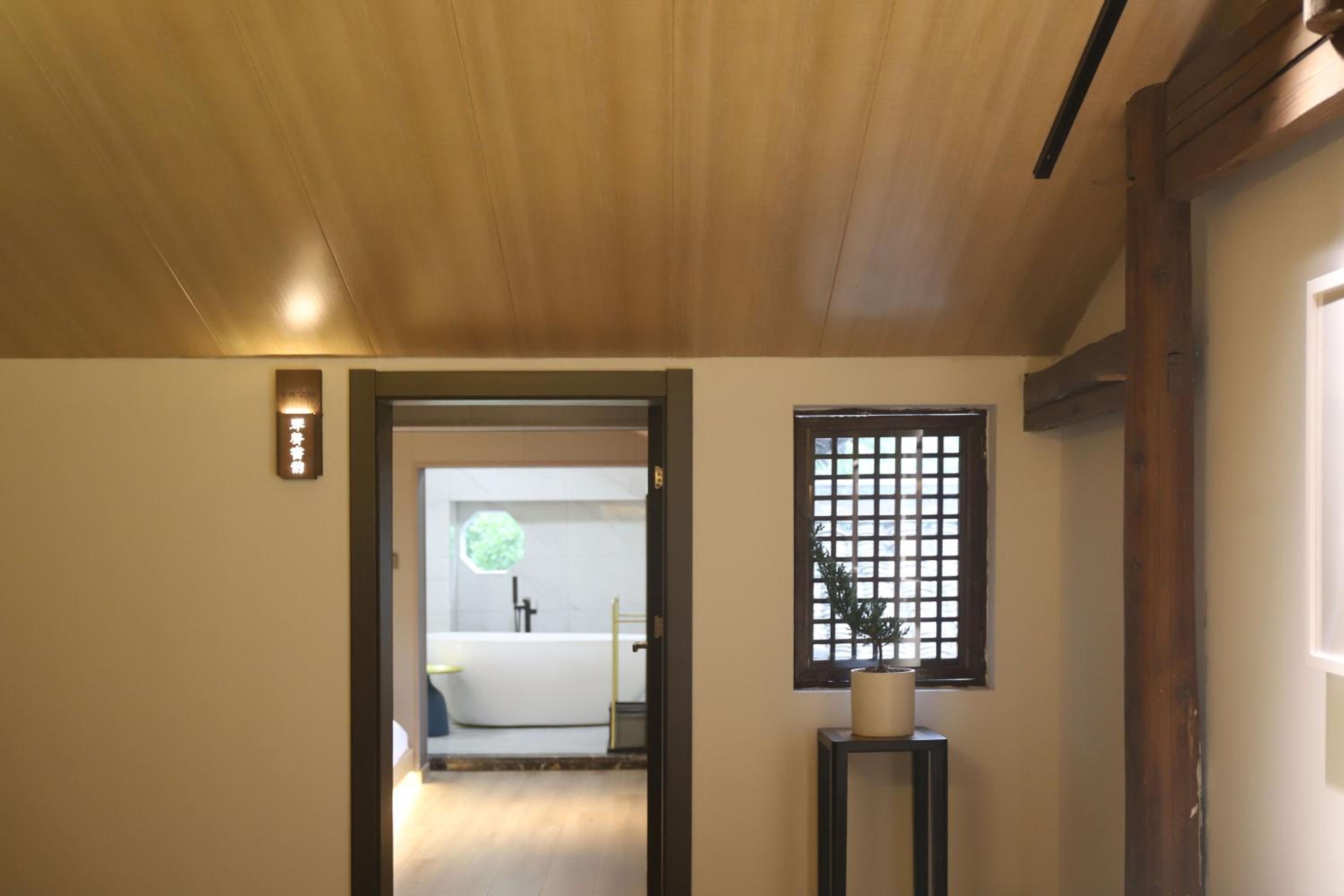 Quzhou Huangwai B&B