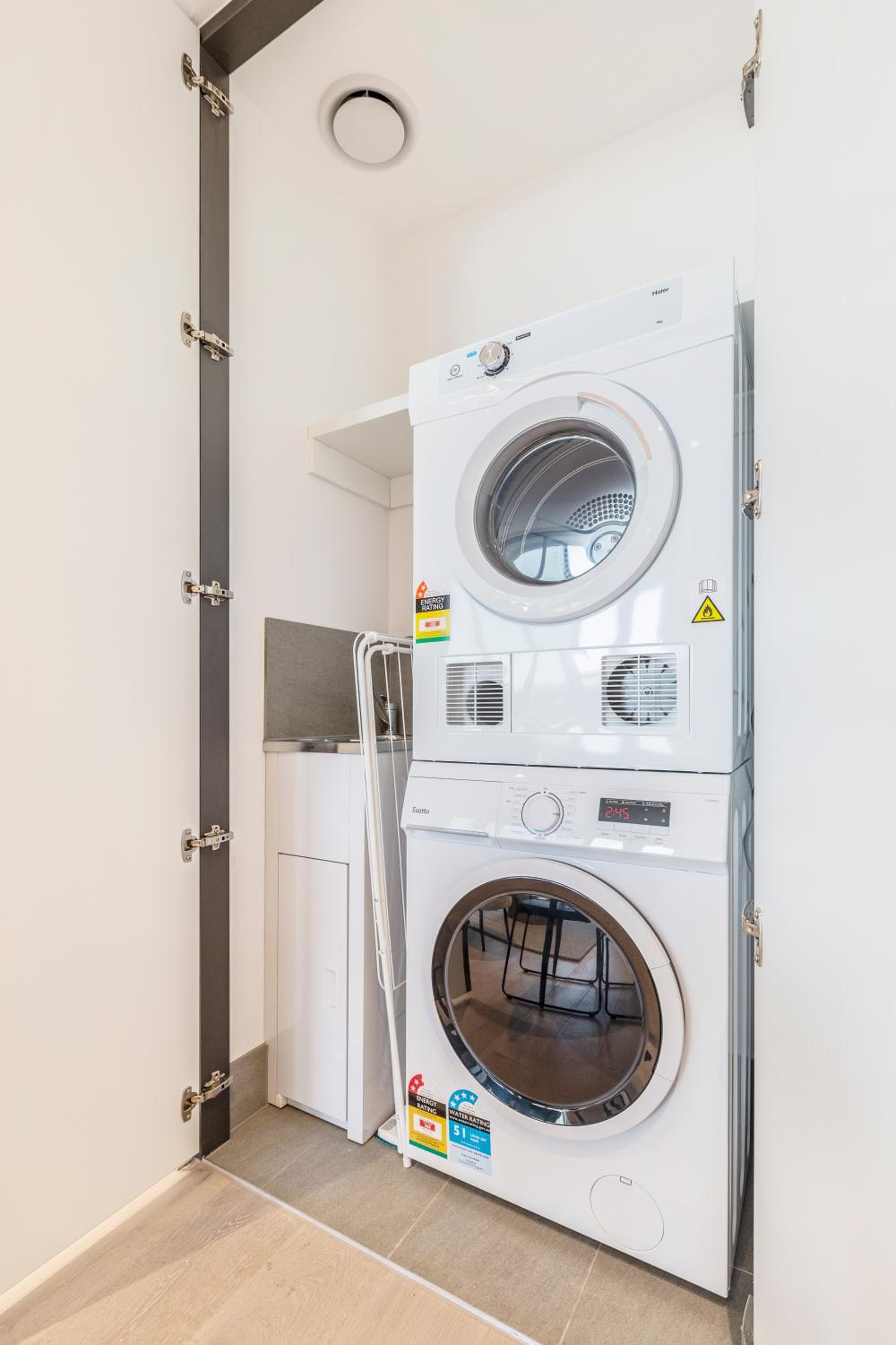 West Side CBD Base Close to DiningArtShopping!