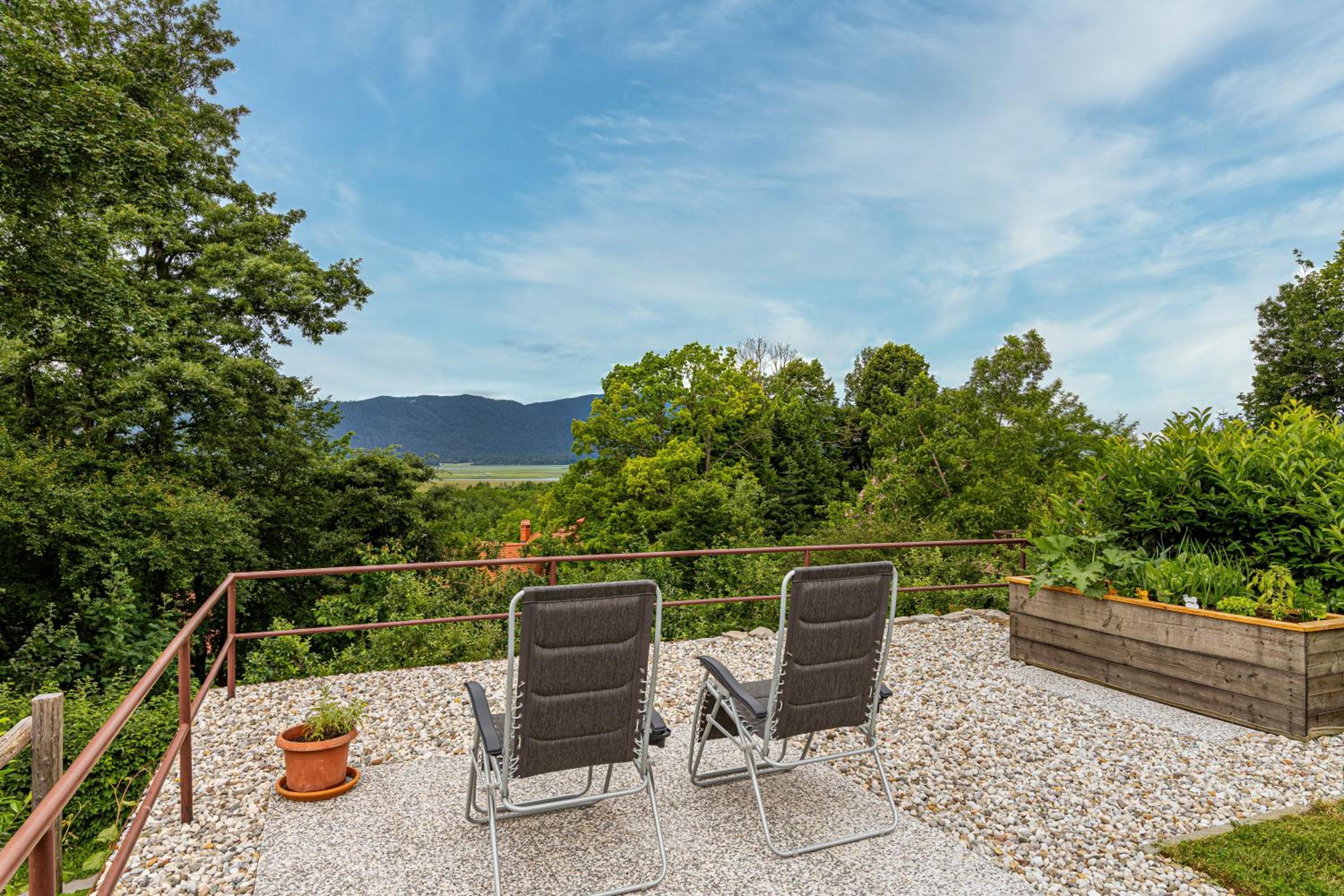 Lake View Holiday Home - Happy Rentals view 2