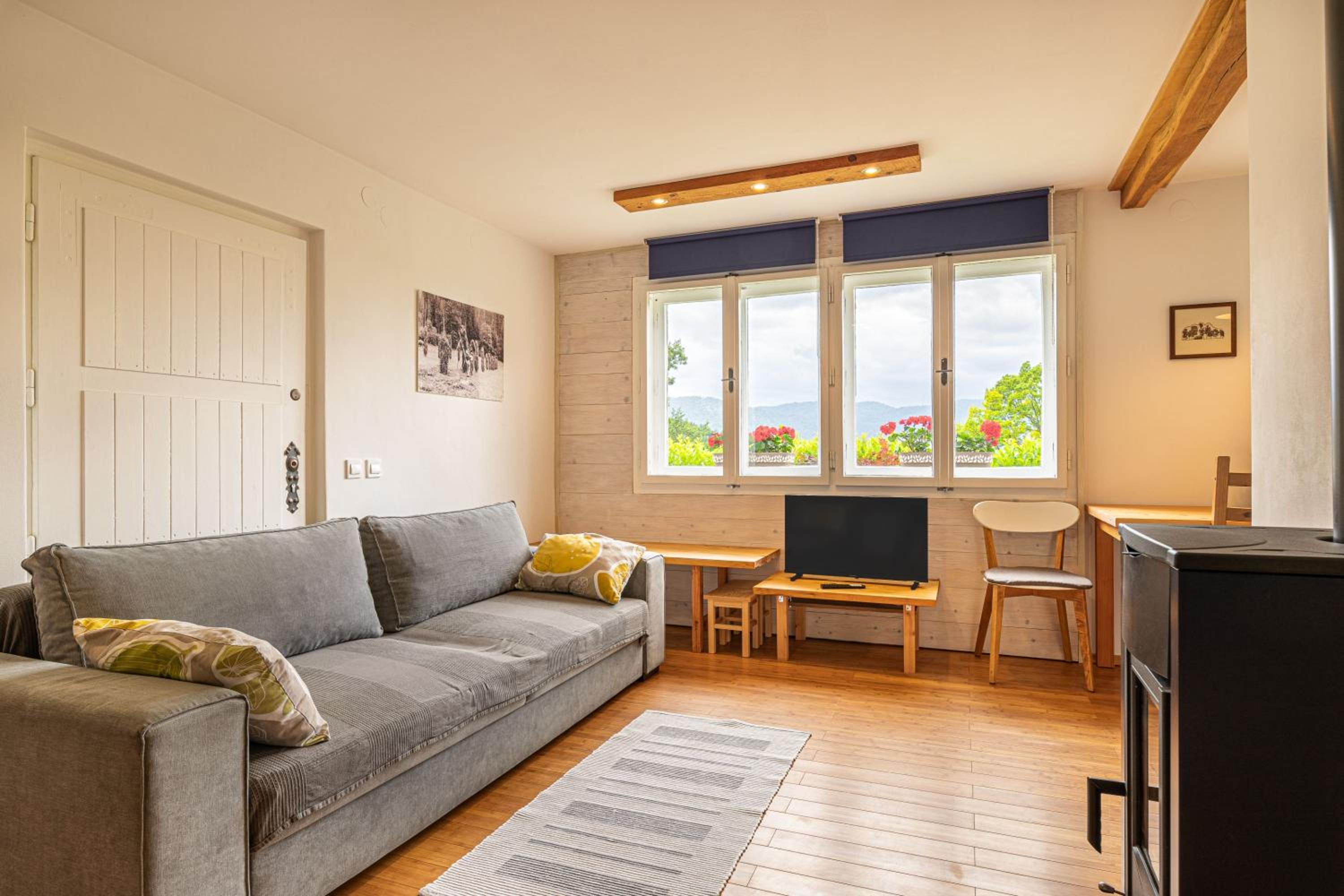 Lake View Holiday Home - Happy Rentals view 5