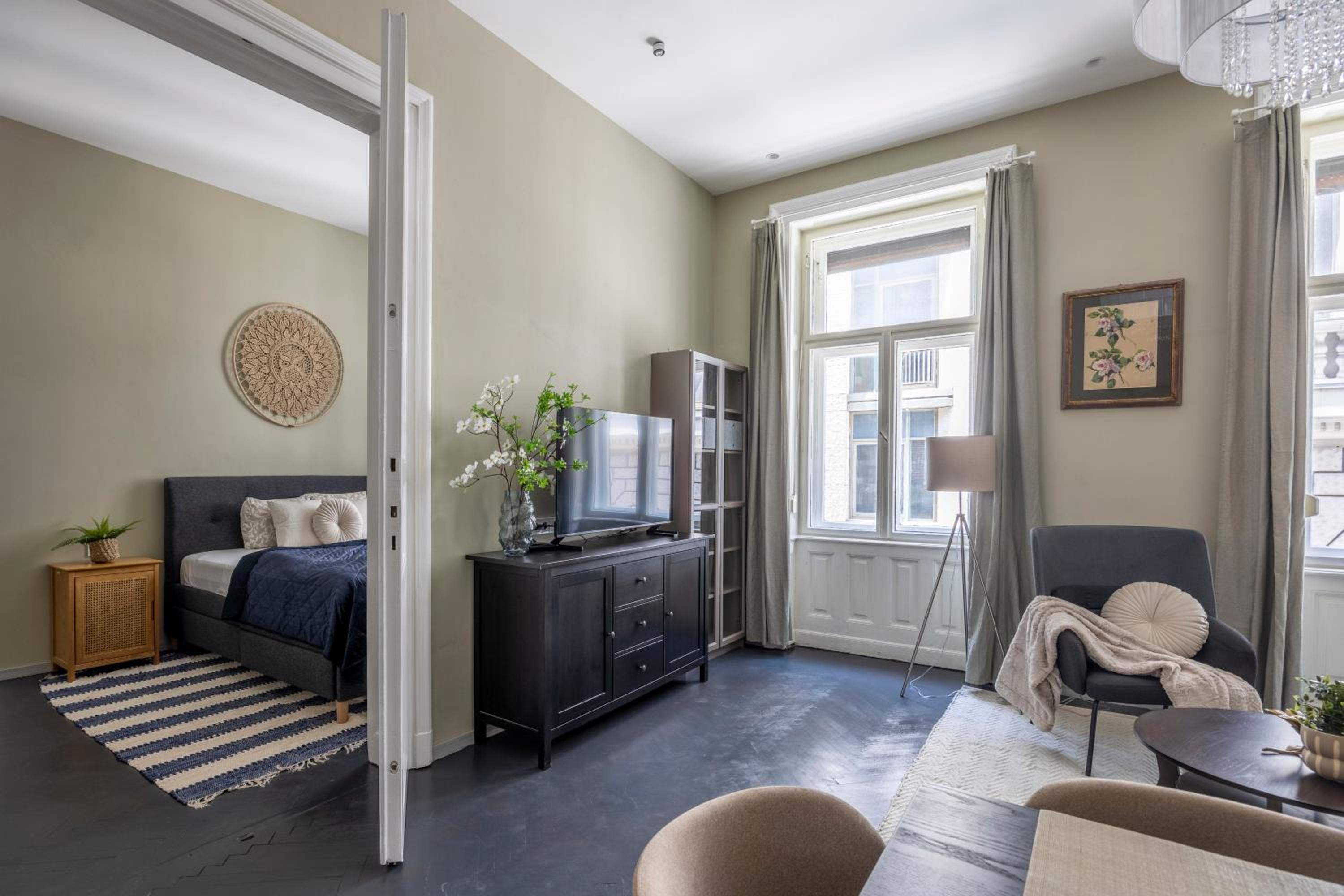 Charming Art Deco Style Apartment in the Heart of Budapest