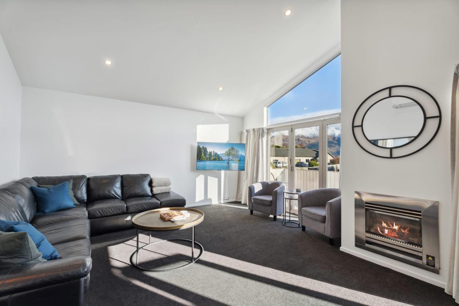 Hotel Alpine Retreat - 5 Bedroom