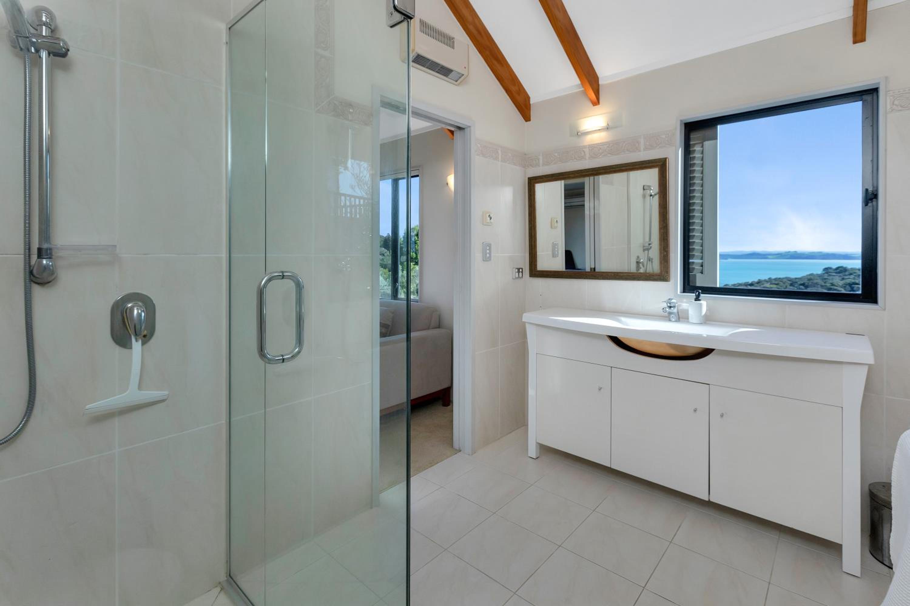 Greenways - Russell Holiday Home