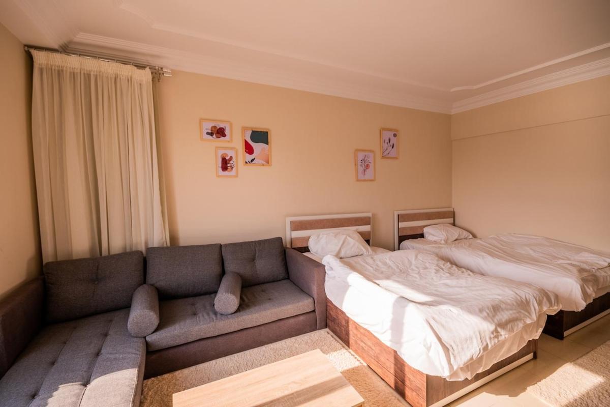 Lovely 4BR with direct nile view