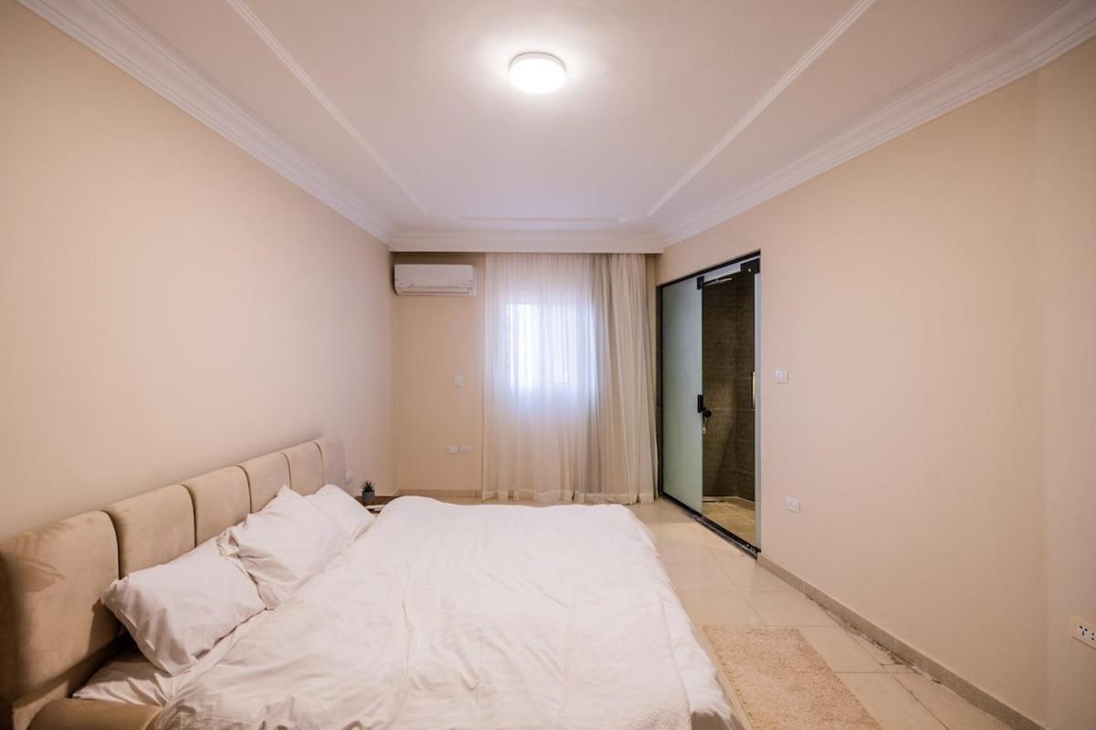 Lovely 4BR with direct nile view