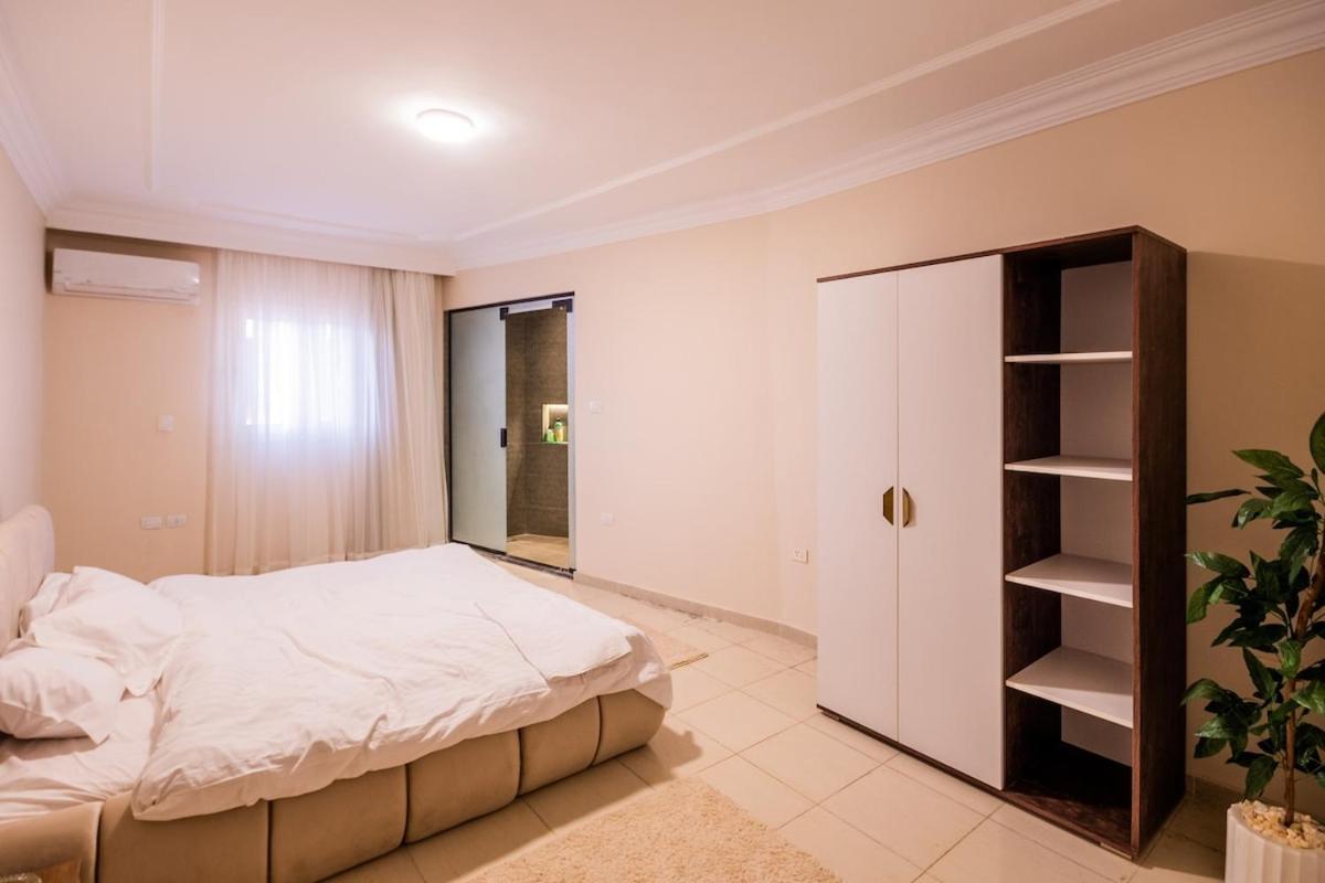 Lovely 4BR with direct nile view