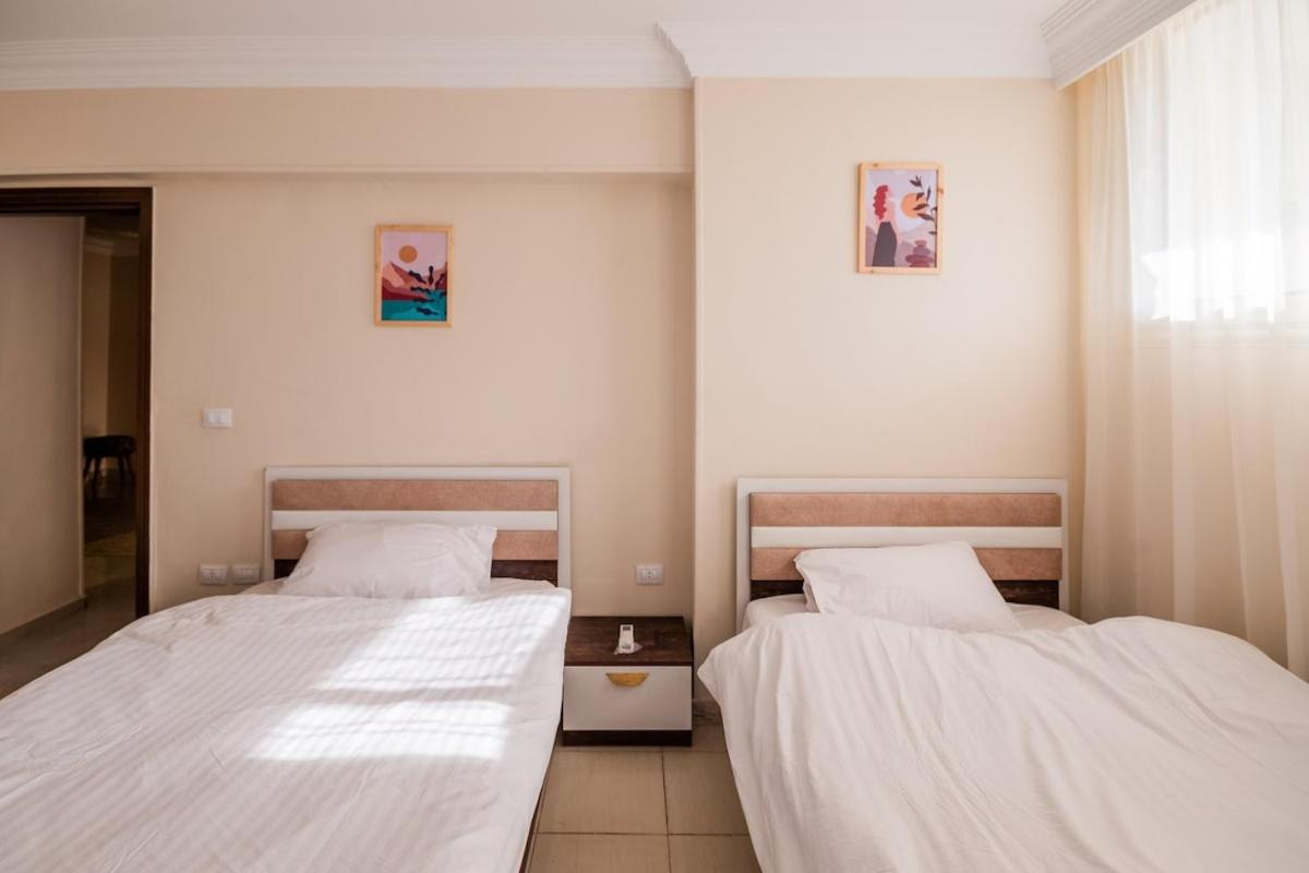 Lovely 4BR with direct nile view