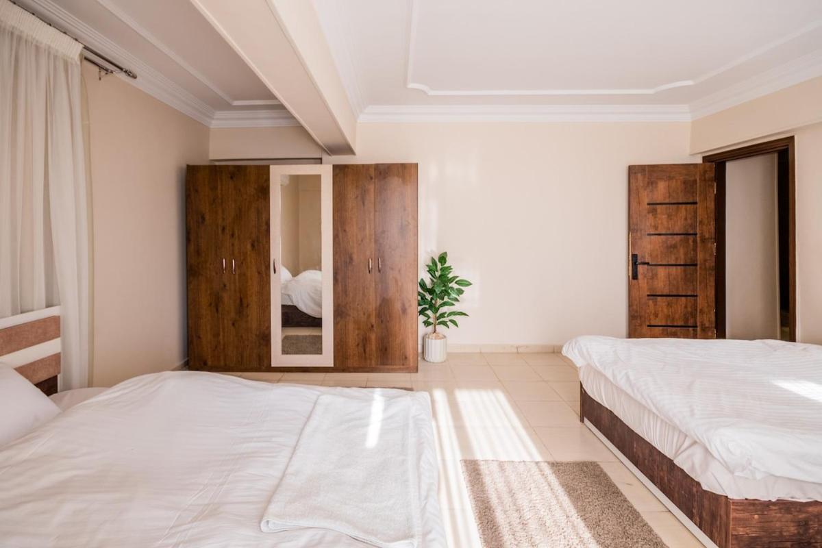 Lovely 4BR with direct nile view