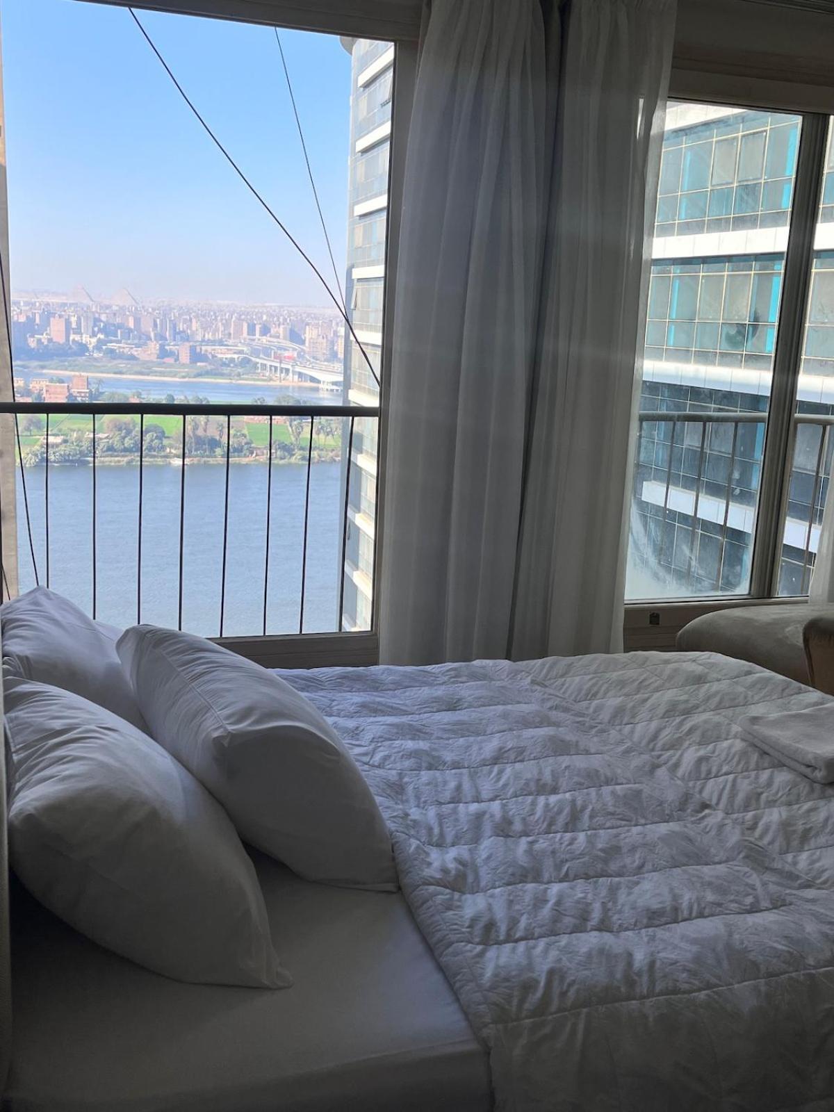 Madi nile and pyramids view 3BR