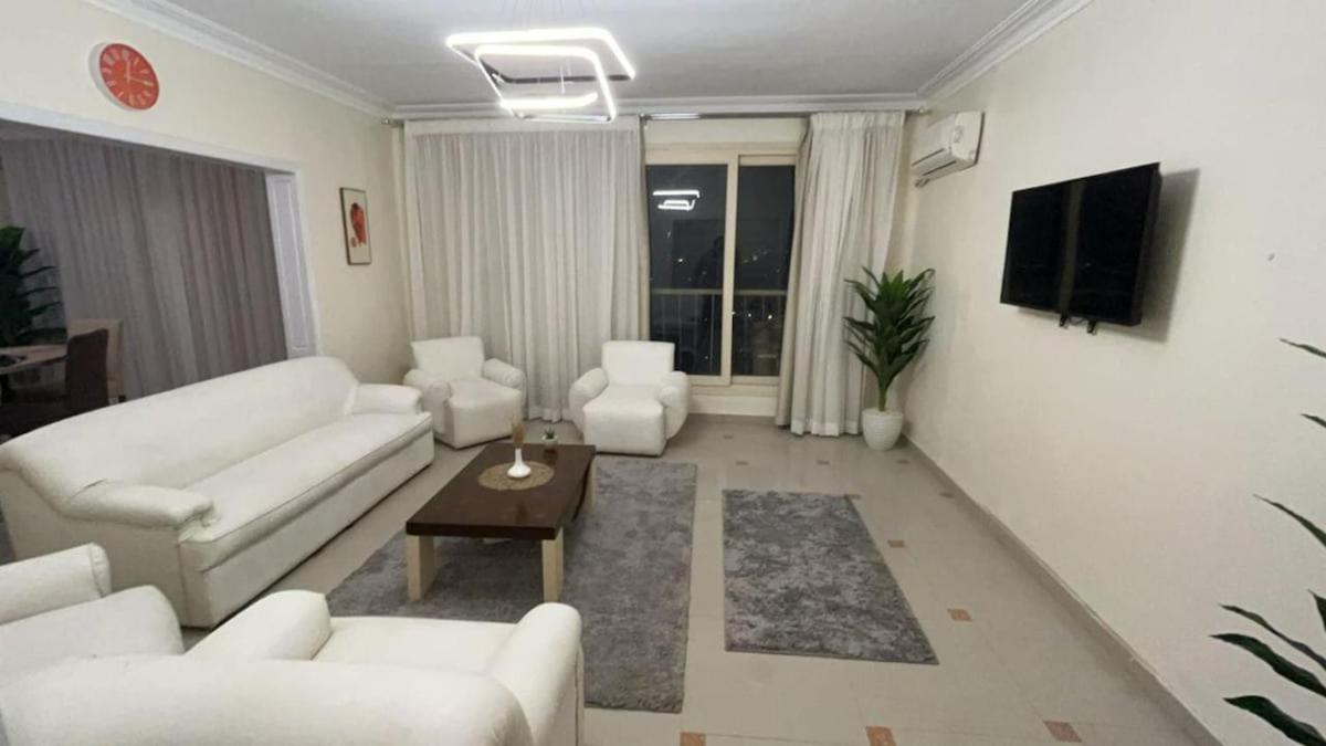 Madi nile and pyramids view 3BR