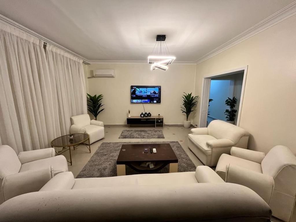 Madi nile and pyramids view 3BR