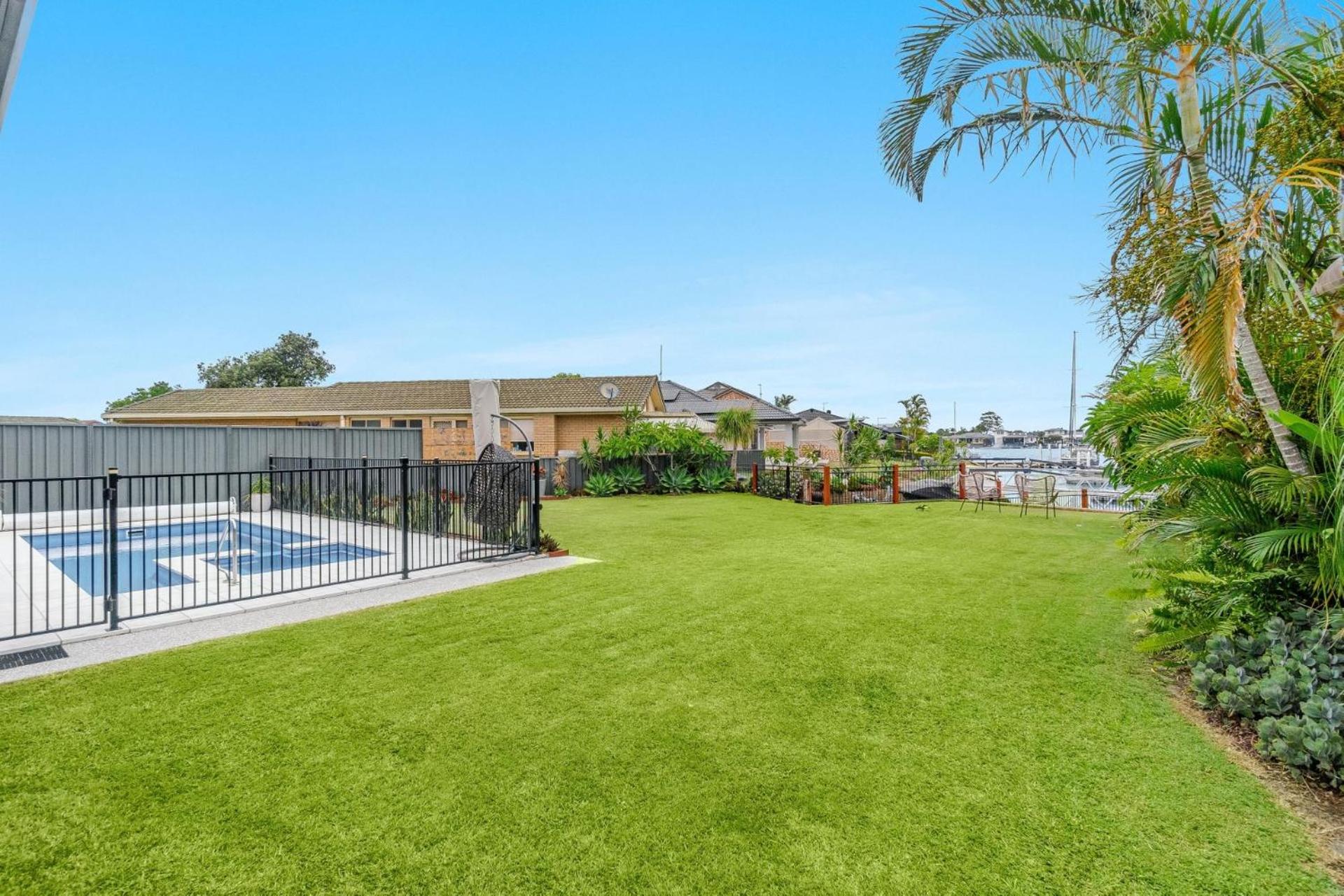 Sunset Waters - Waterfront with Pool - Holiday Yamba