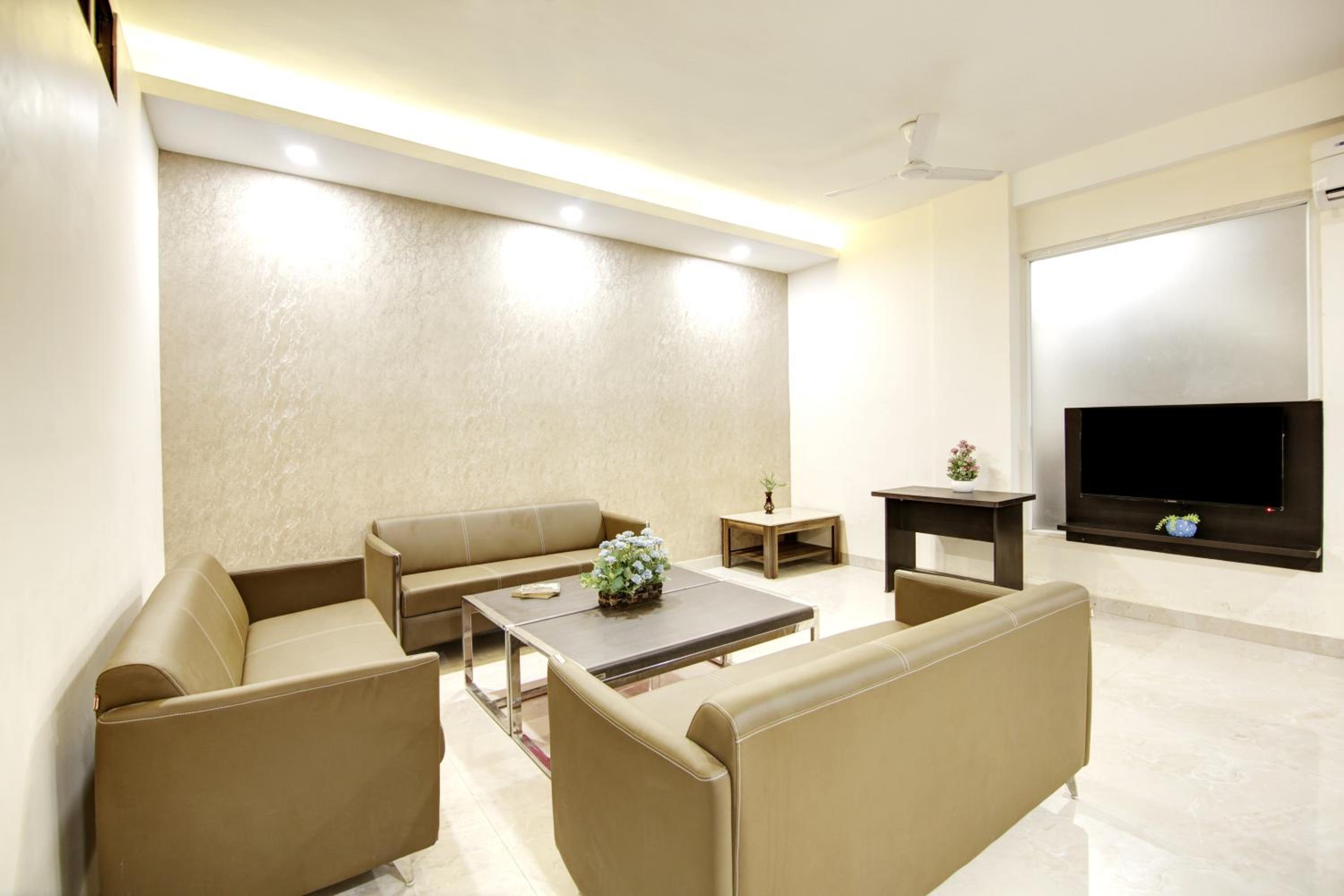 Limewood stay Service Apartments Golf Course Road view 4