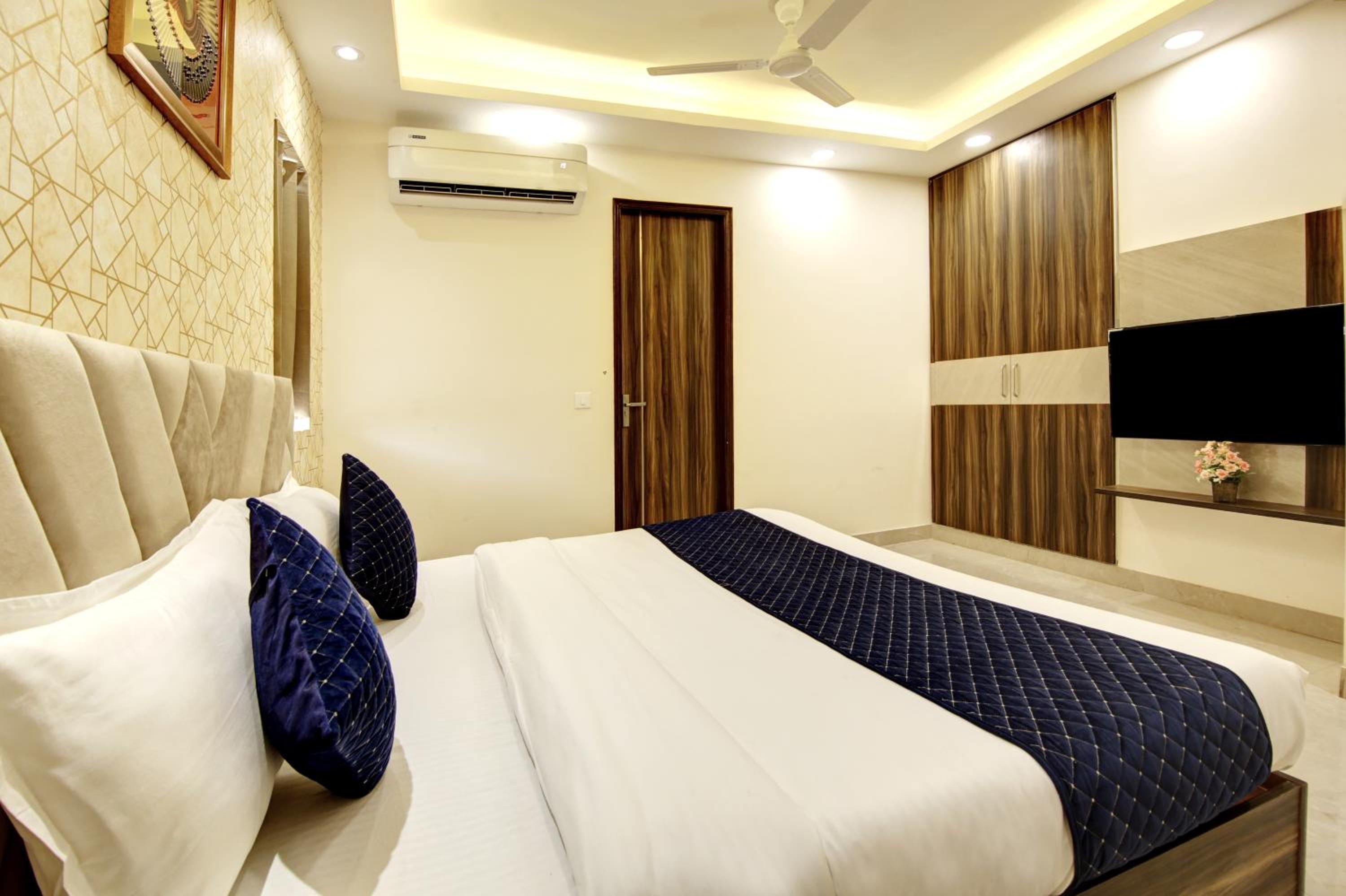 Limewood stay Service Apartments Golf Course Road view 3
