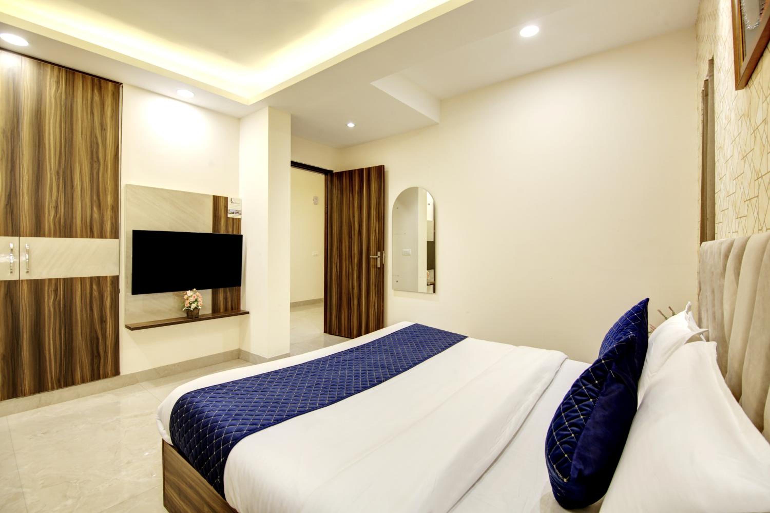 Limewood stay Service Apartments Golf Course Road view 2