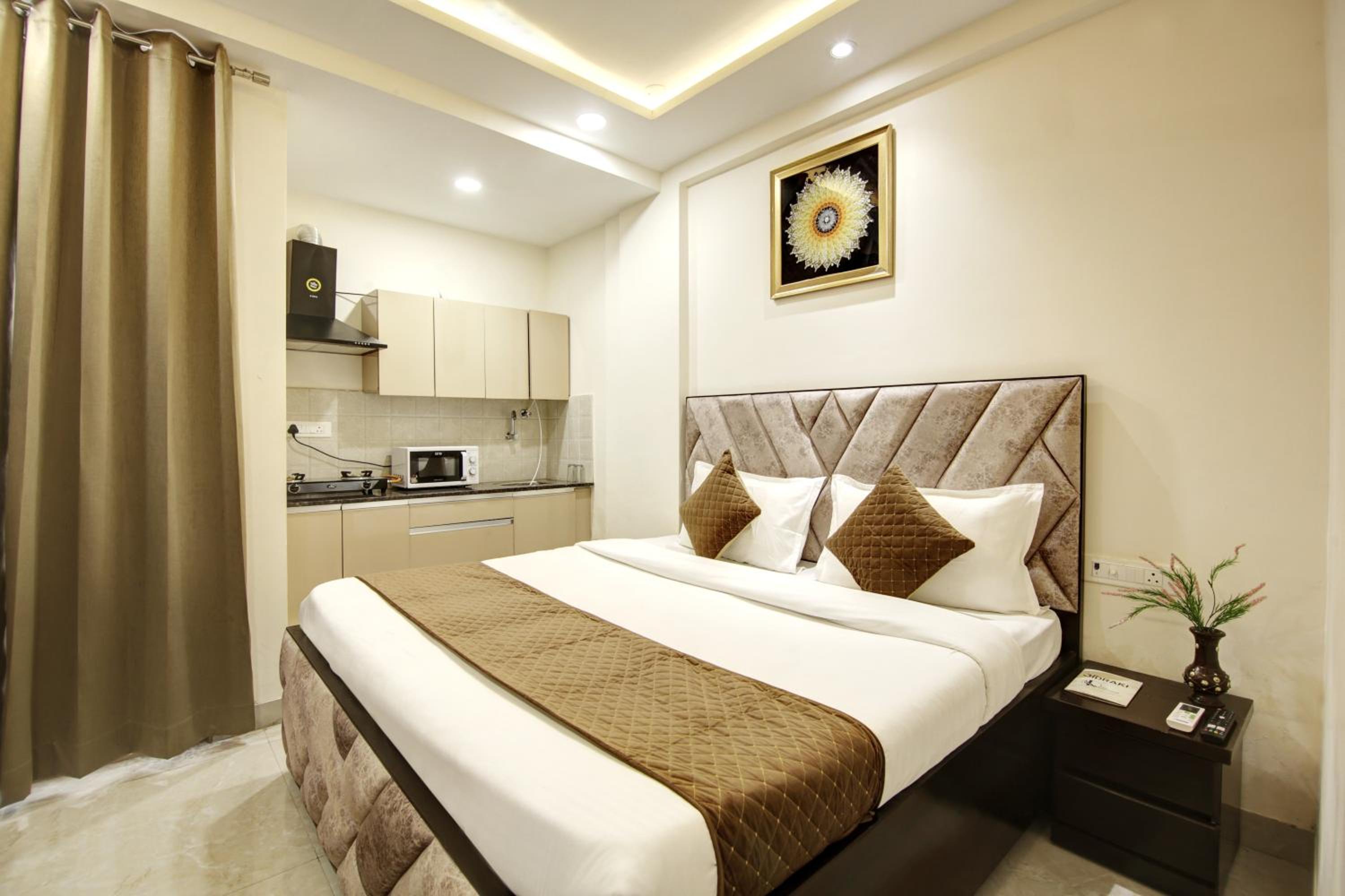Limewood stay Service Apartments Golf Course Road view 5